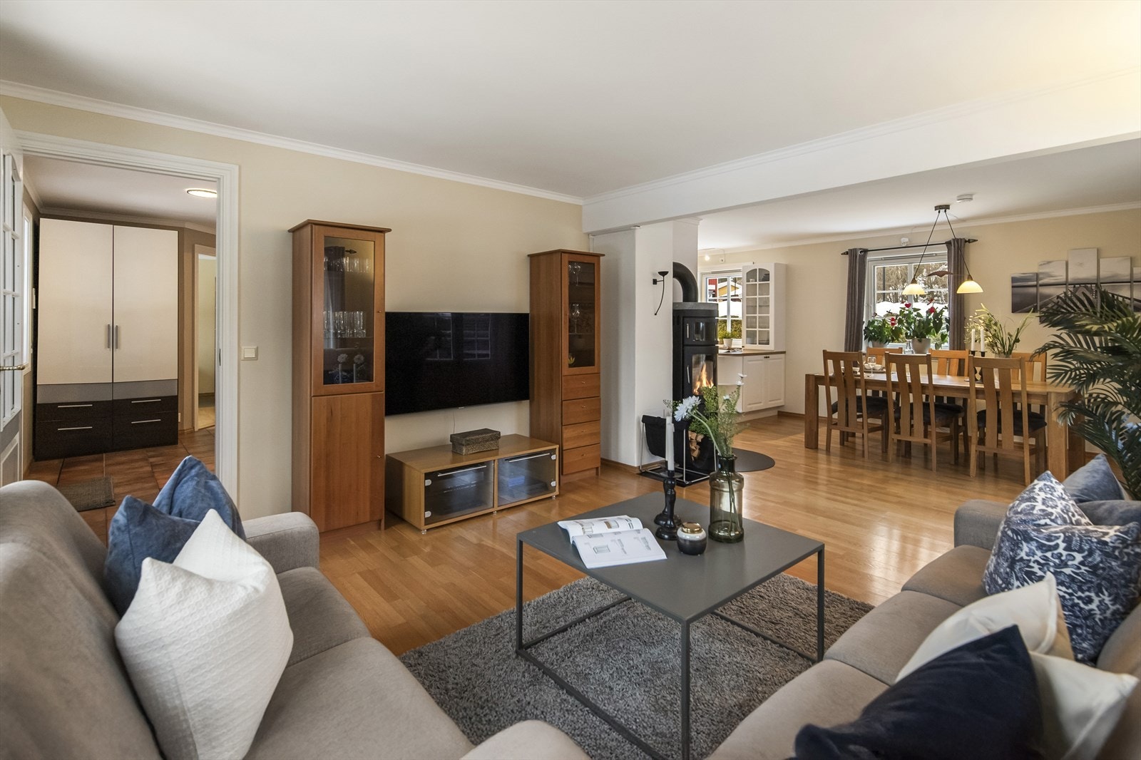 Stuen er romslig med åpen løsning mot spisestue og kjøkken. Galleribilde