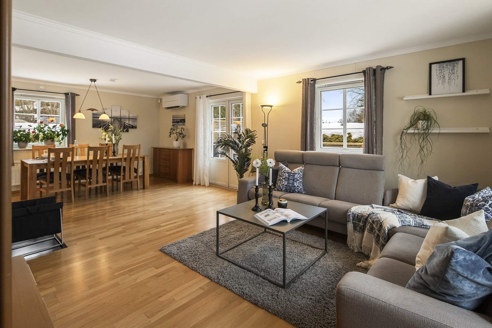 Ved spisestuen har man varmepumpe som ble montert i 2021. Selger opplyser at det sist ble utført service på varmepumpe i 2025. Galleribilde