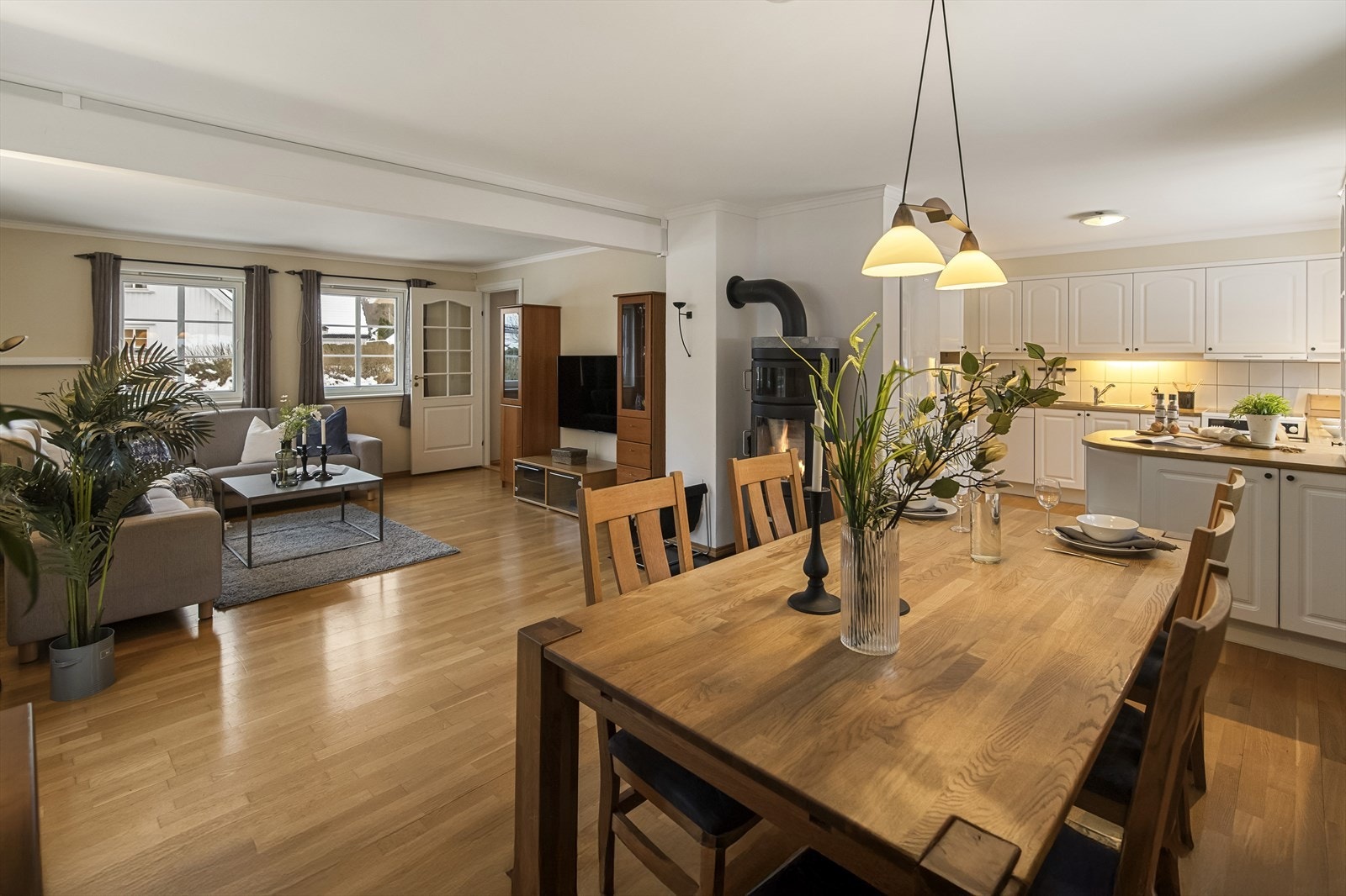 Kongsåsveien 14 har en attraktiv og rolig beliggenhet på Sem i Tønsberg kommune. Galleribilde