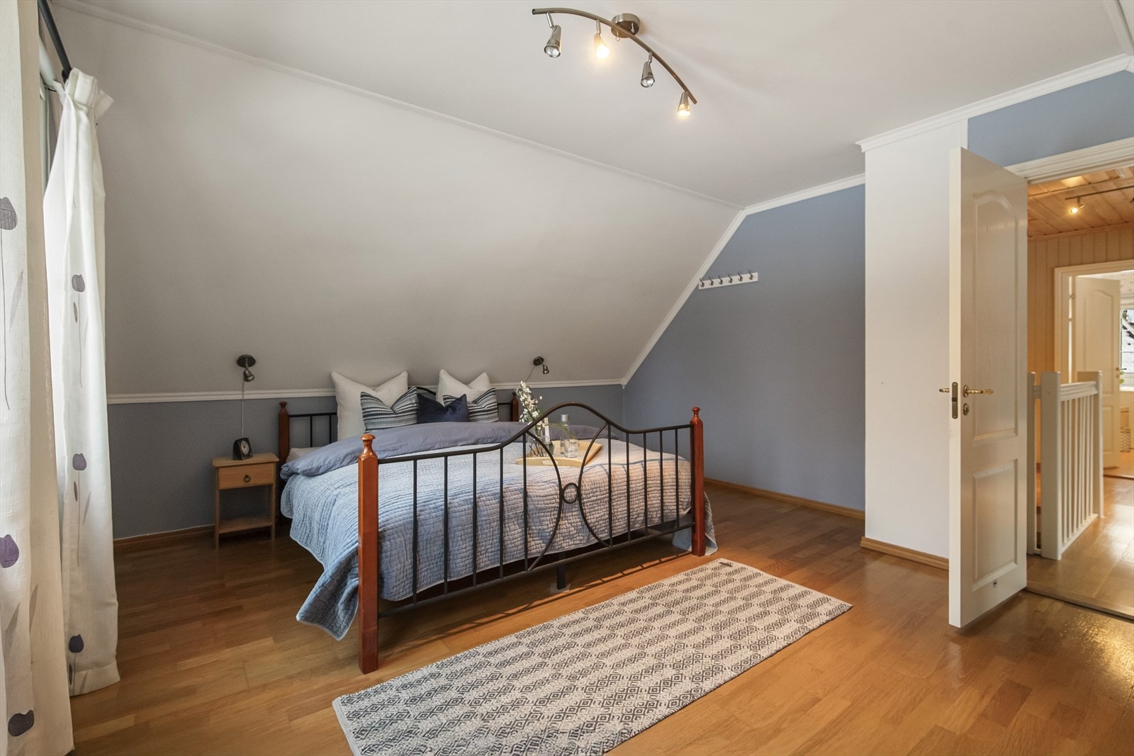 Hovedsoverommet er romslig med god plass til seng og oppbevaring. Galleribilde