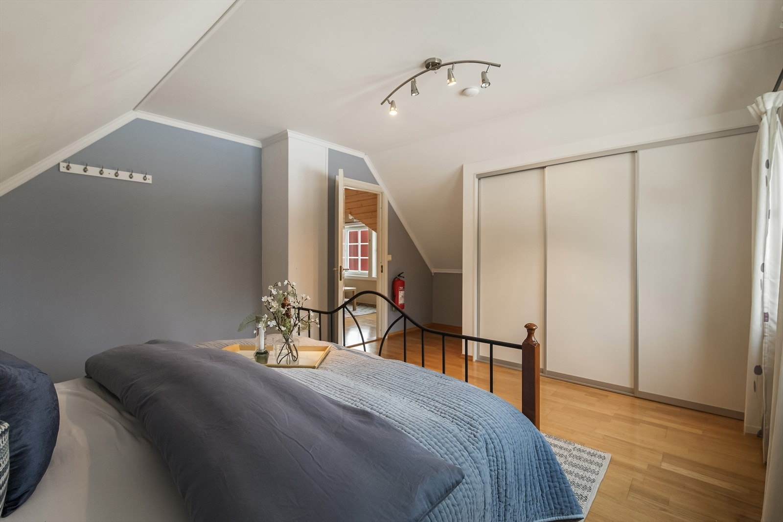 Plassbygd garderobeskap med skyvedører, her er det god plass til klesoppbevaring. Galleribilde