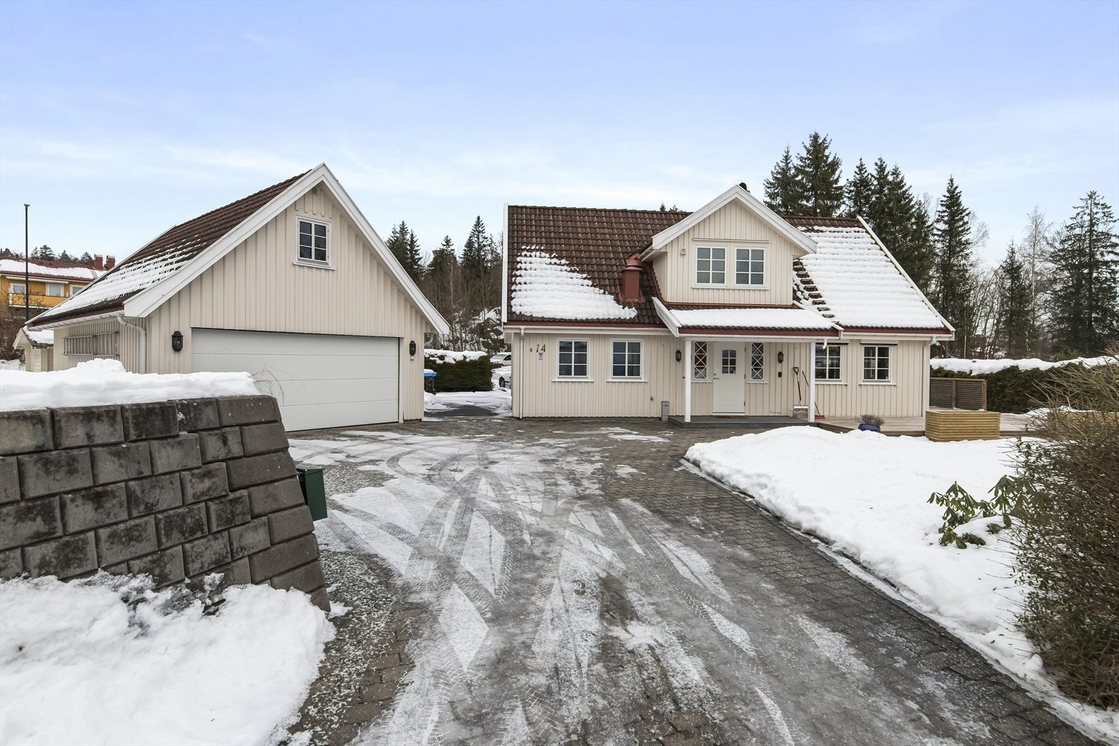 Tilhørende bolig har man også en dobbel garasje. Det ble montert el-billader i 2019. Galleribilde