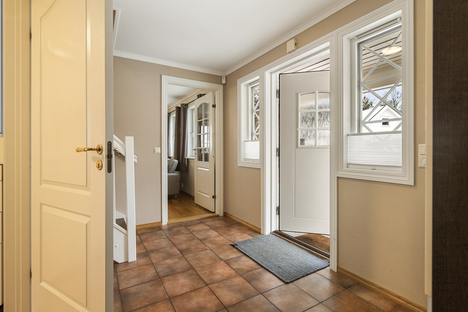 Entreen er flislagt, praktisk når man kommer inn med våte sko. Galleribilde