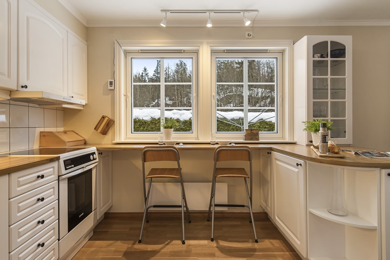 For øvrig er kjøkkeninnredning, parkettgulv m.m. fra byggeår. Galleribilde