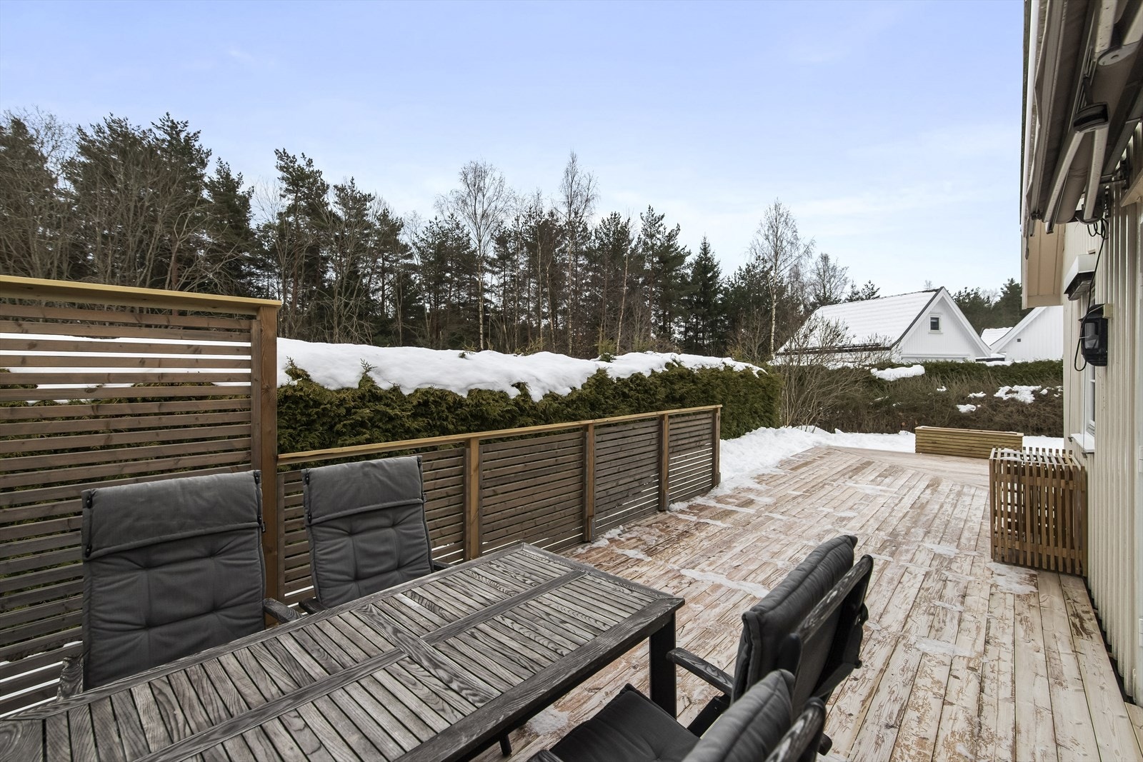 Terrassen ligger skjermet fra naboene med hekk og levegg. Galleribilde