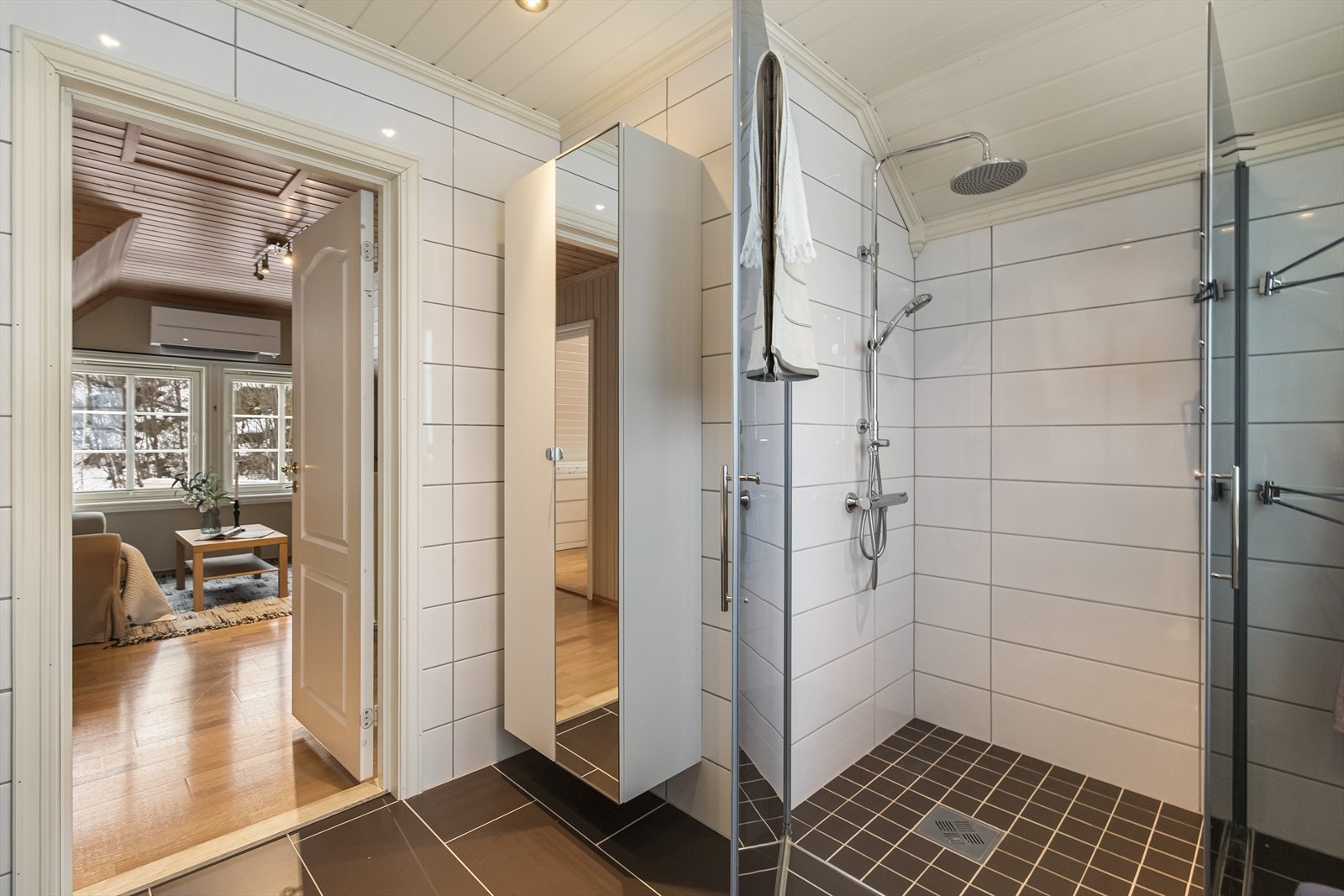 Godt med lagringsplass på badet. Galleribilde