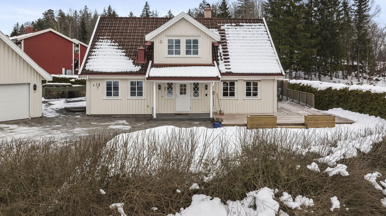 Her bor du i et etablert og trivelig boligområde med lite gjennomgangstrafikk, gode solforhold og grønne omgivelser rett utenfor døren. Galleribilde