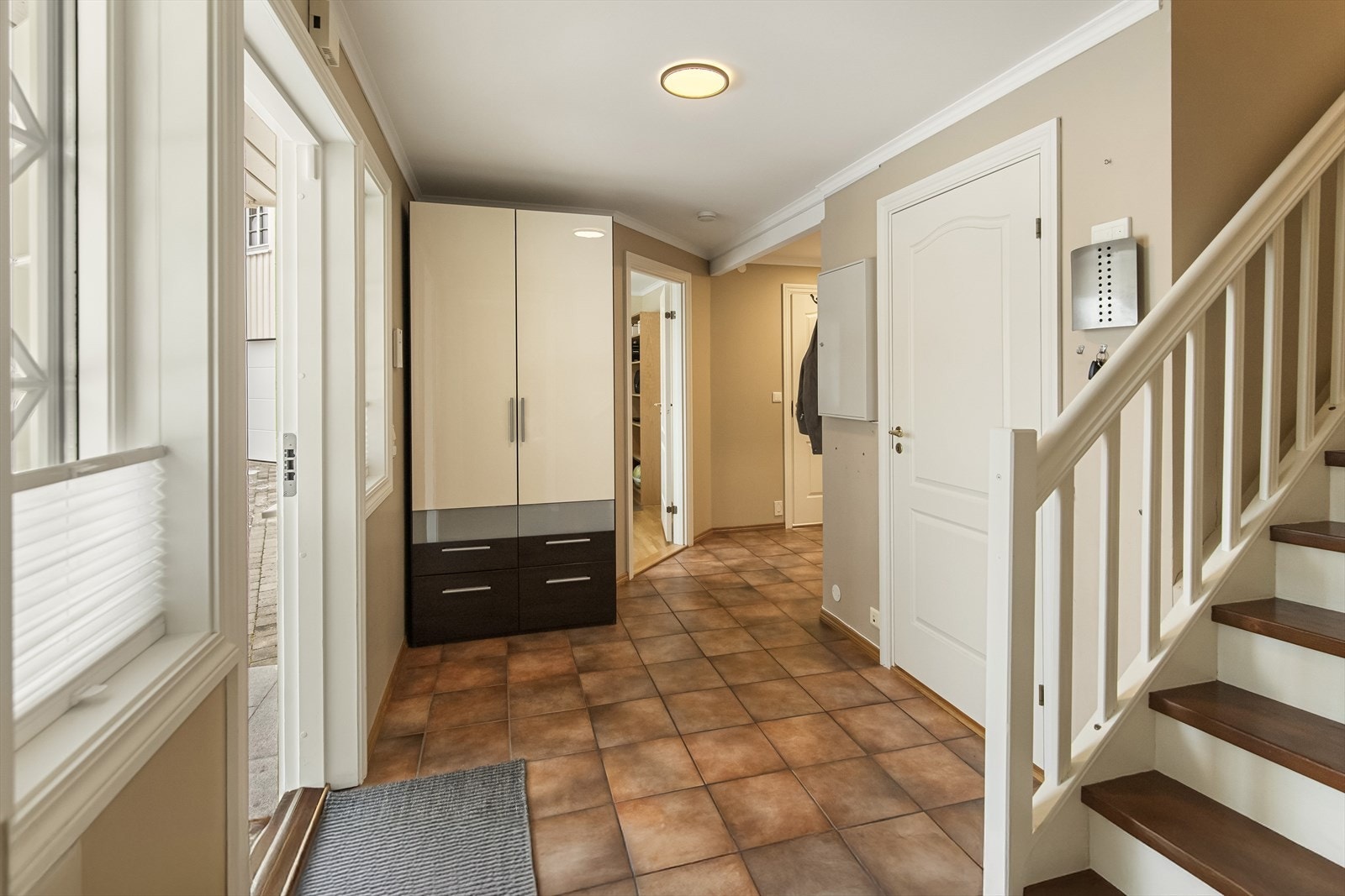 Entreen er romslig med god plass til å henge fra seg yttertøyet. Galleribilde