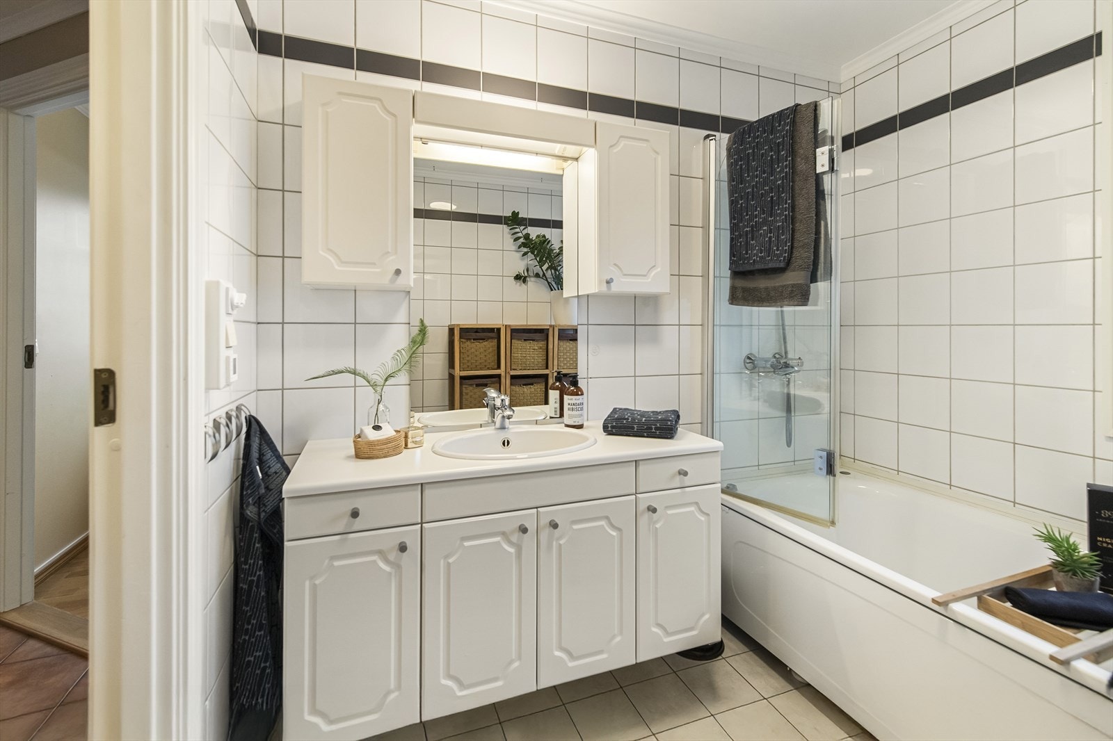 Badet inneholder Innredning med servant, toalett og badekar/dusj. Galleribilde