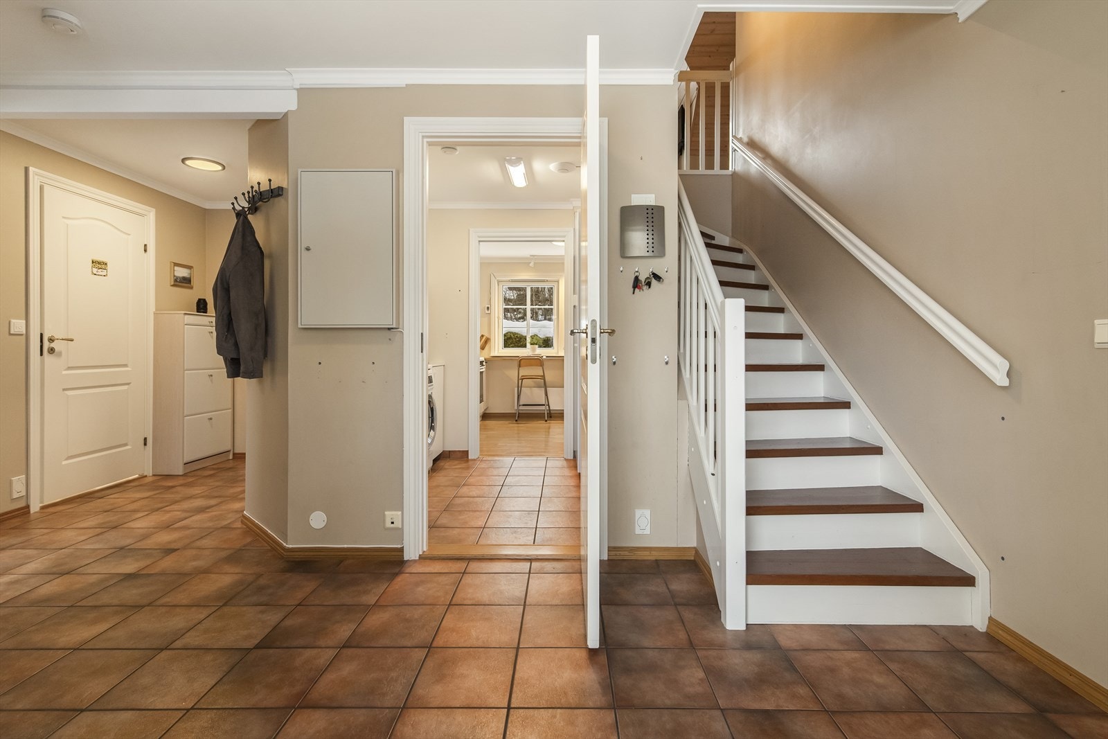 I entreen finner man trappen opp til 2. etasje Galleribilde