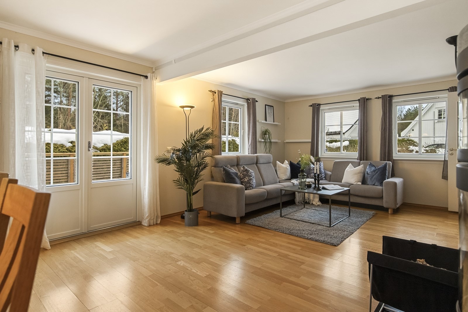 Innvendig byr boligen på lyse og trivelige rom med parkett- og flislagte gulv, malte vegger og tak. Galleribilde