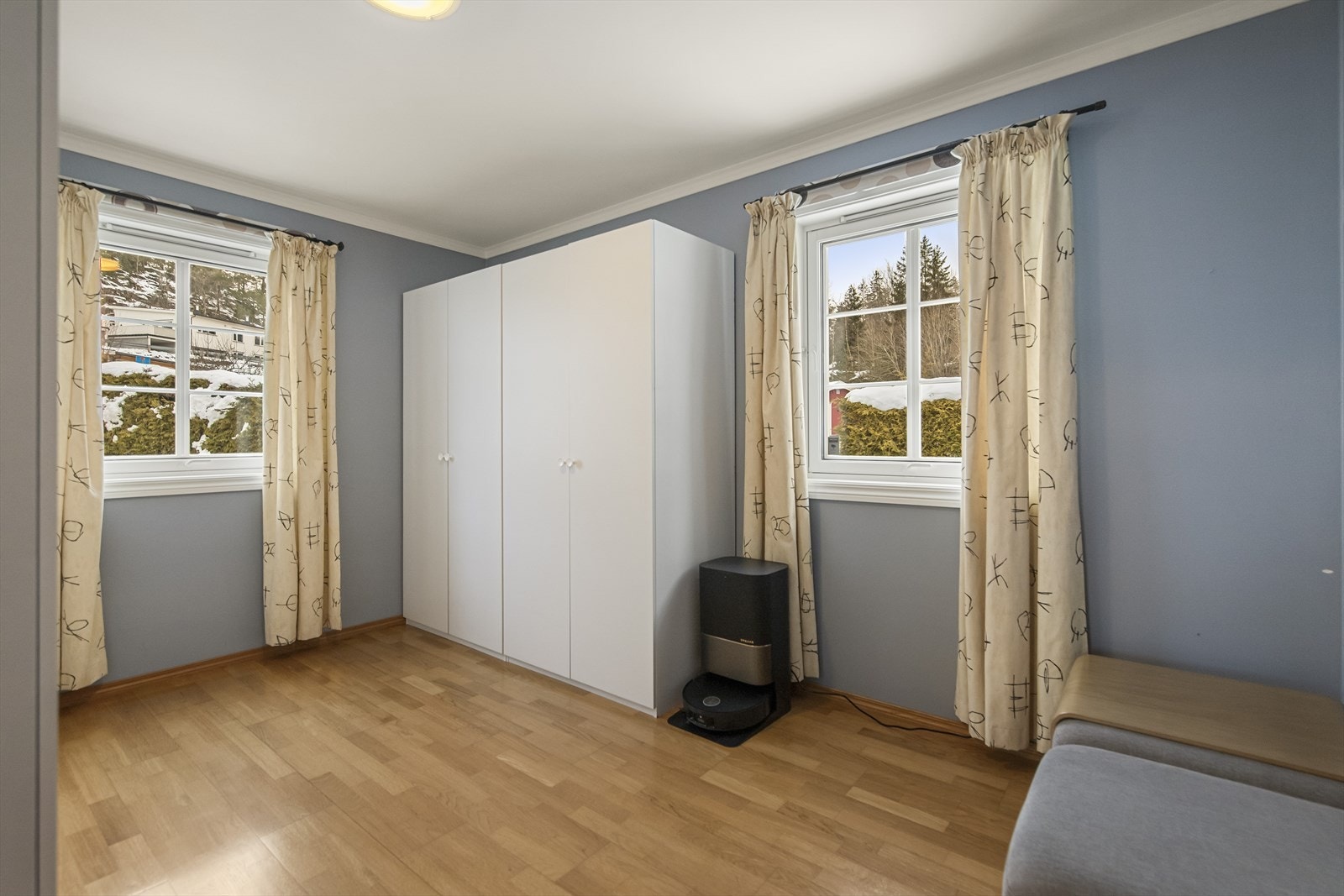 i 1. etasje finner man også 2 av boligens 5 soverom. Soverommet er romslig med god plass til seng. Galleribilde