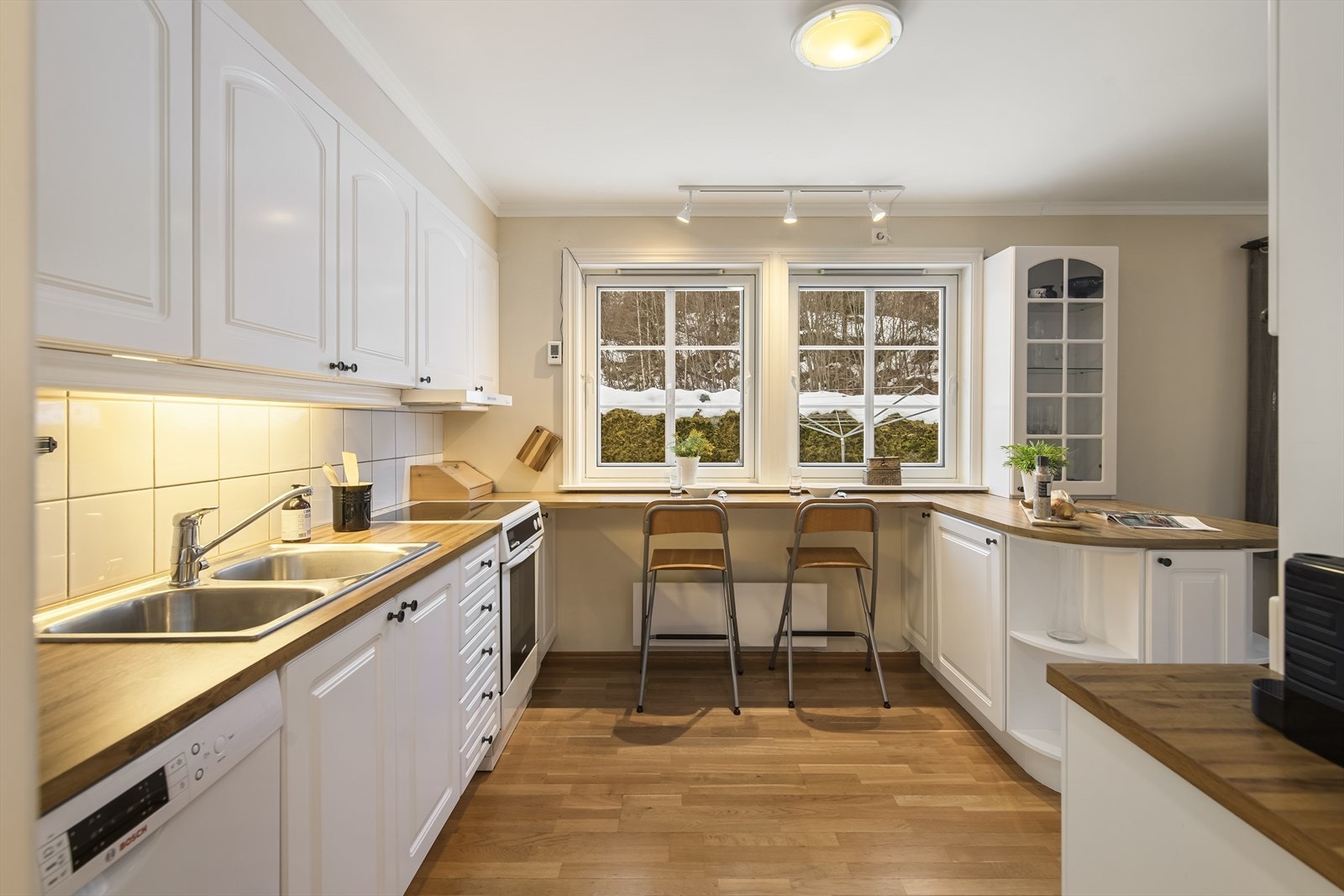 Kjøkkenet er romslig med godt med benkeplass, her er det god plass til flere kokker å kokkelere Galleribilde