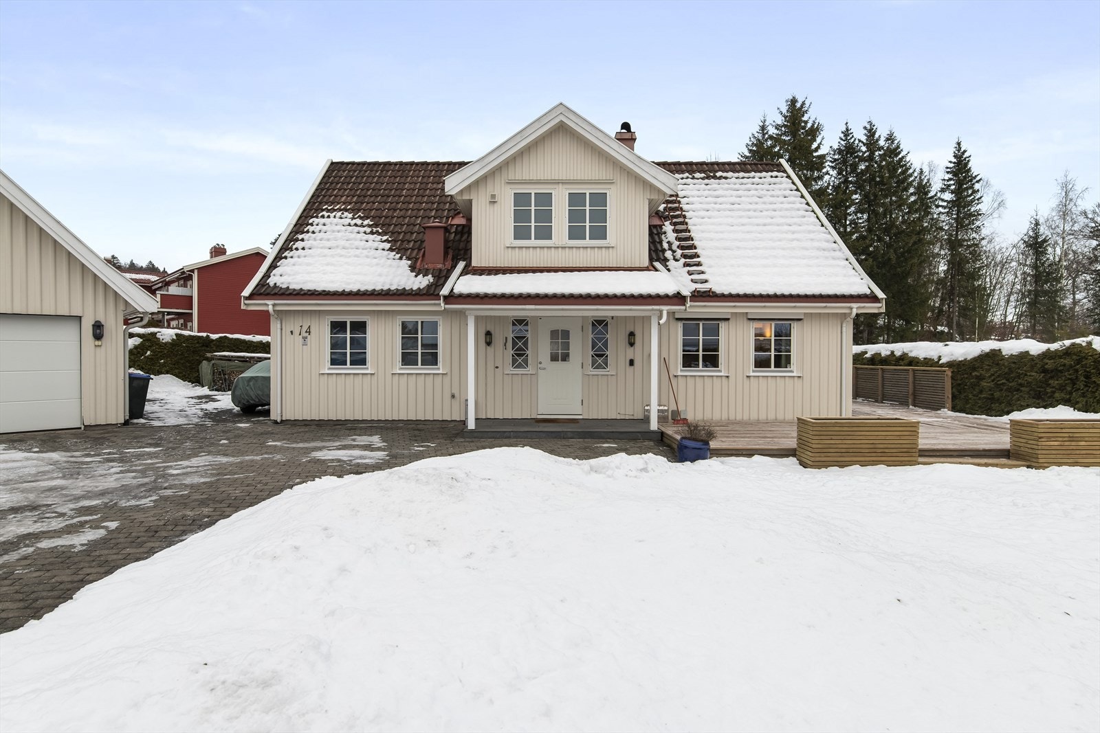 Dette er en bolig som passer perfekt for familien som ønsker god plass, trygge omgivelser og en bolig som er løpende tatt vare på gjennom årene. Galleribilde