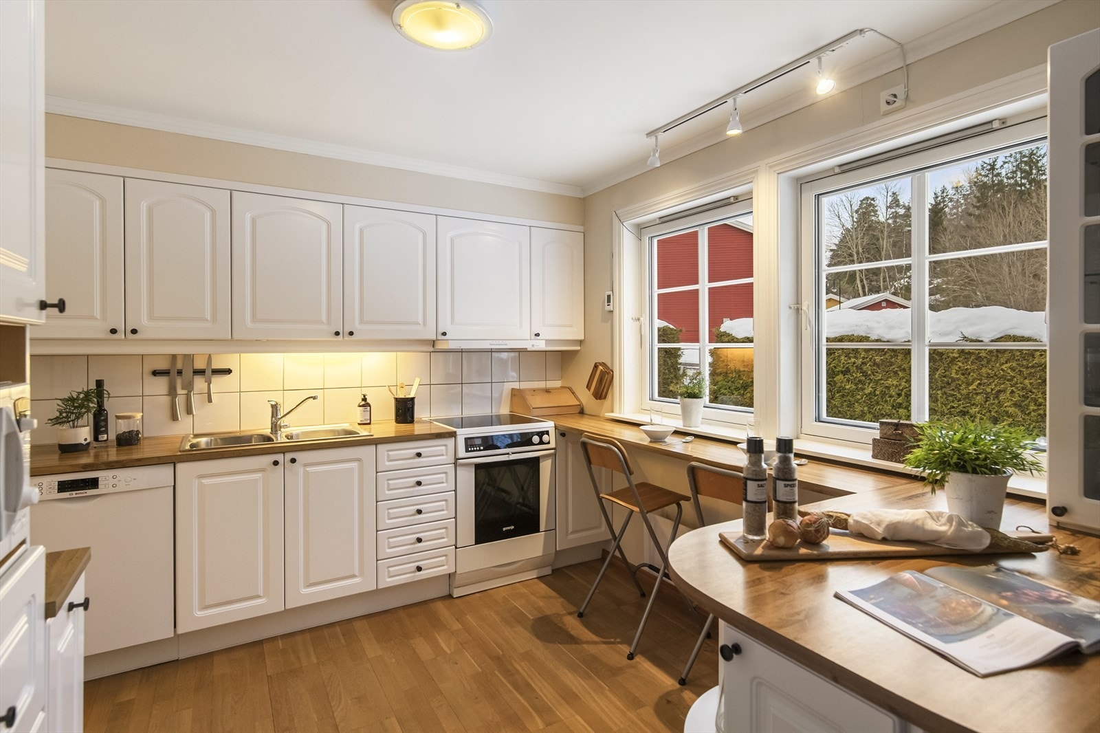 Skapfronter ble lakkert på nytt i 2020, og ny kjøkkenventilator ble montert i 2016. Galleribilde