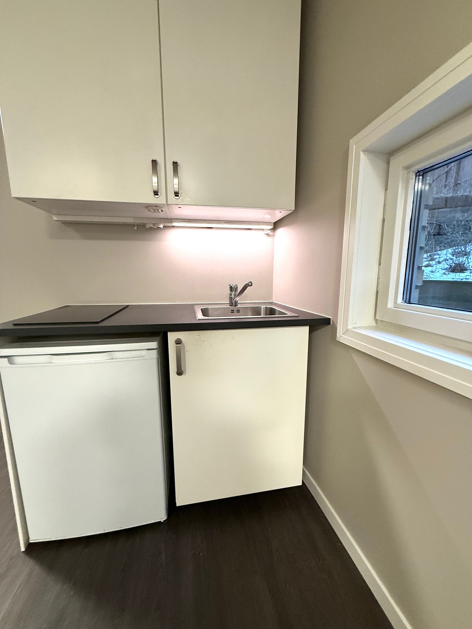 Kjøkken med platetopp og kjøleskap. Galleribilde