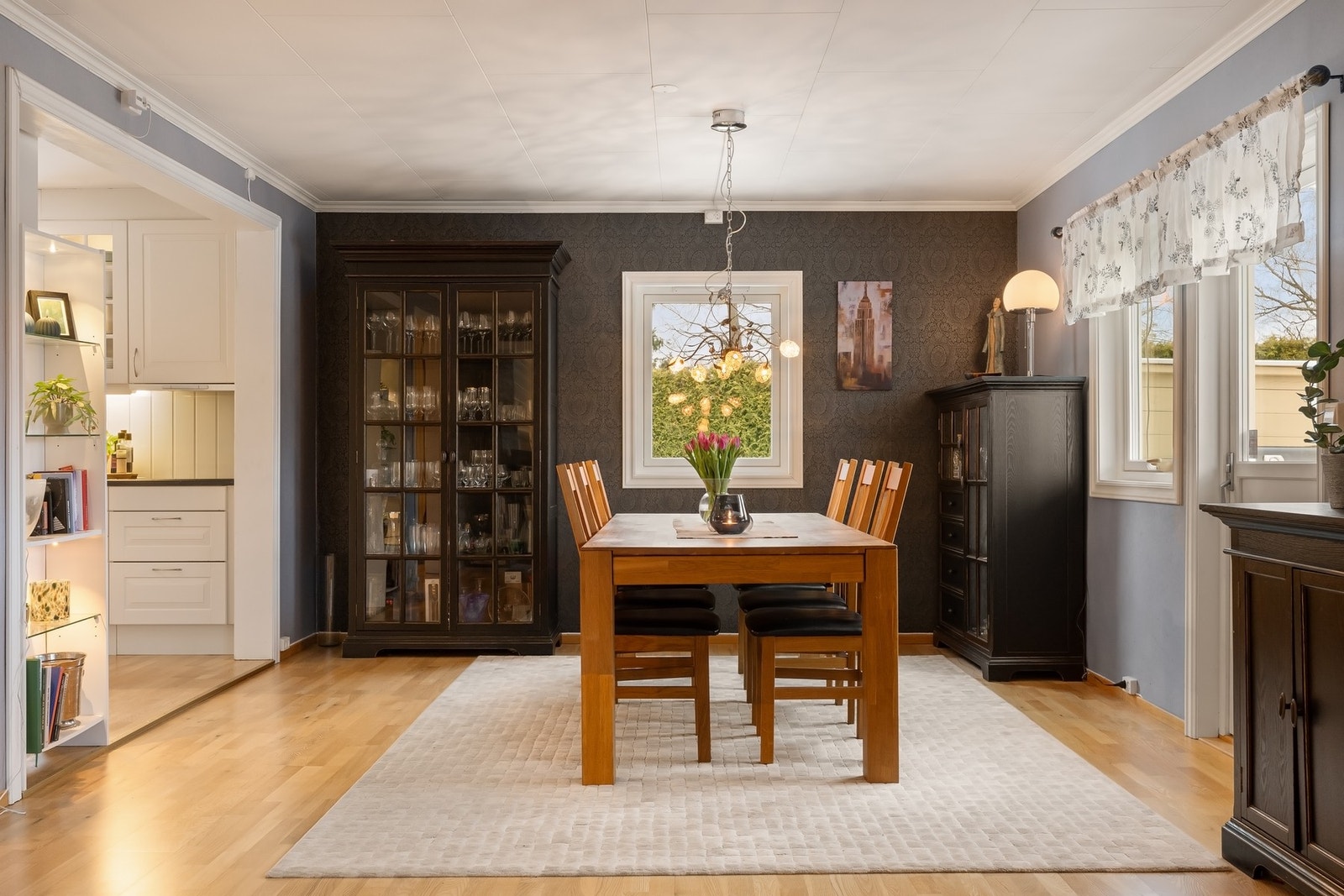 Spisestue med plass til langbord og hyggelige middager Galleribilde