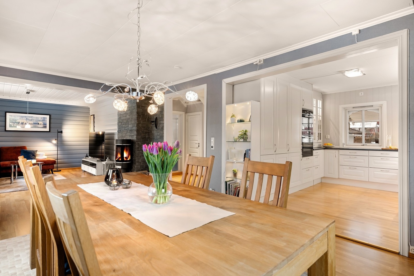 Det er lagt varmefolie i stue, kjøkken og i mellomgang Galleribilde