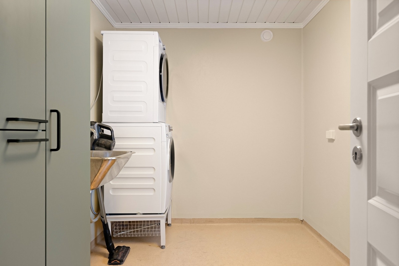 Funksjonelt vaskerom med god plass - enkelt å oppgradere til fullverdig drømmevaskerom Galleribilde