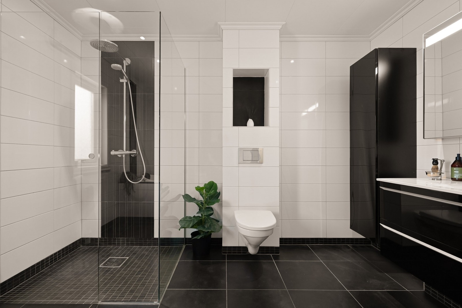 Lyst og funksjonelt familiebad Galleribilde