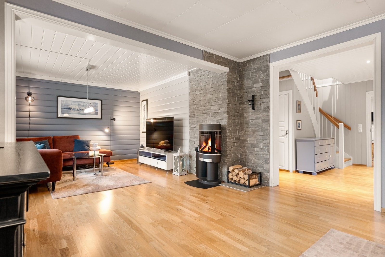 Peisen skaper stemning både i stue og spisestue Galleribilde