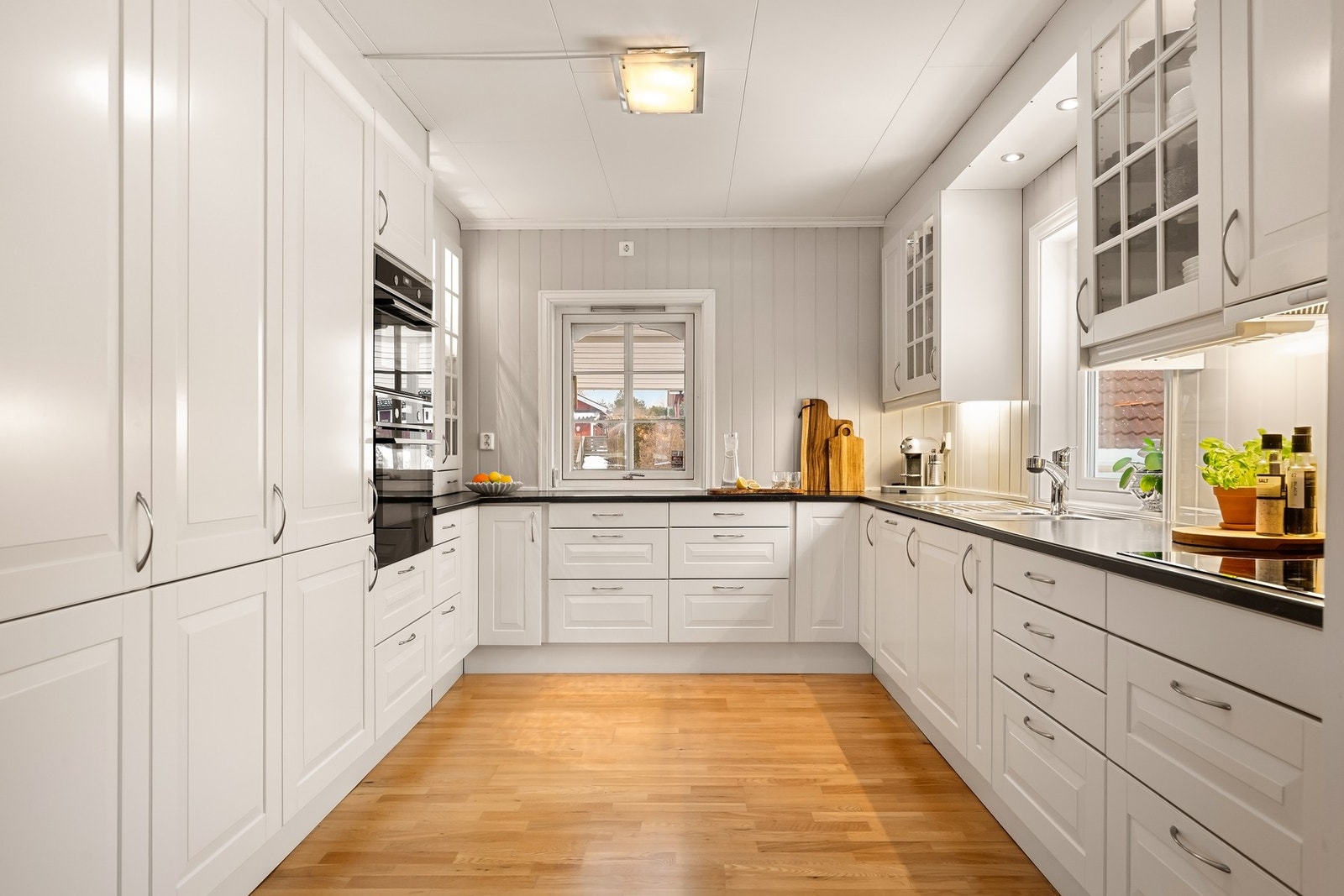 Stort kjøkken med klassisk innredning og god benkeplass Galleribilde