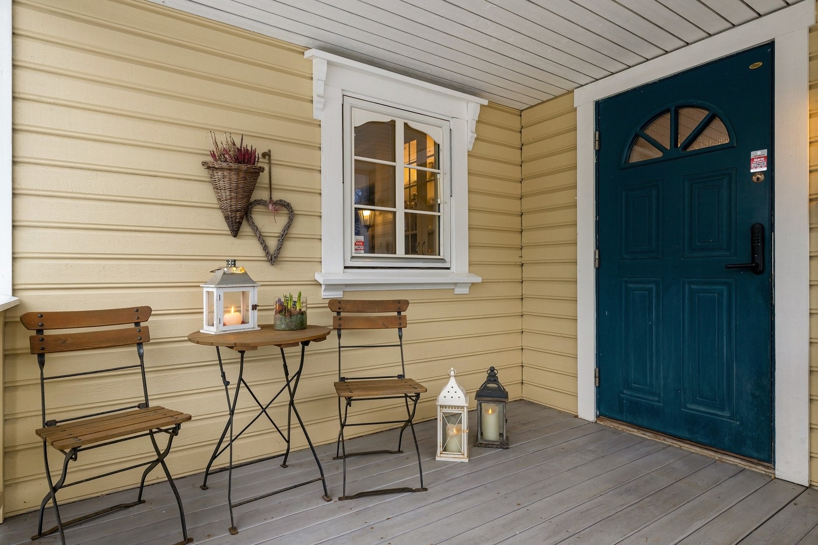 Overbygd inngangsparti med muligheter for en liten sittegruppe Galleribilde