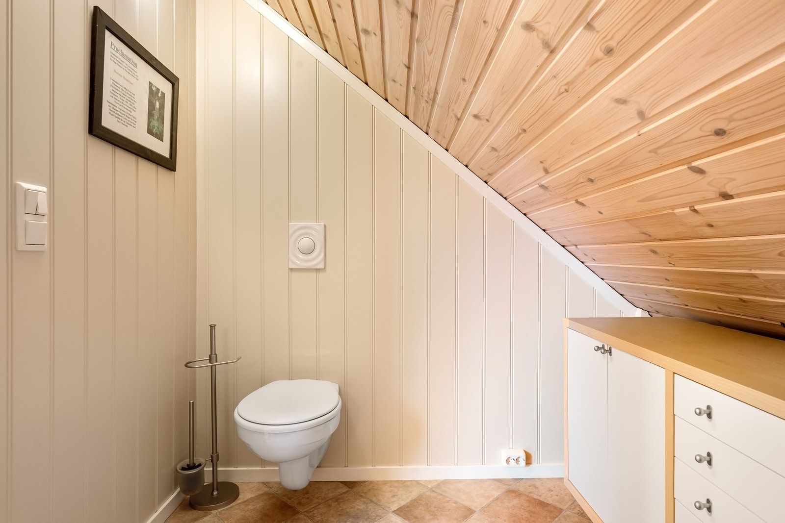 Innredet med vegghengt klosett og skapinnredning Galleribilde