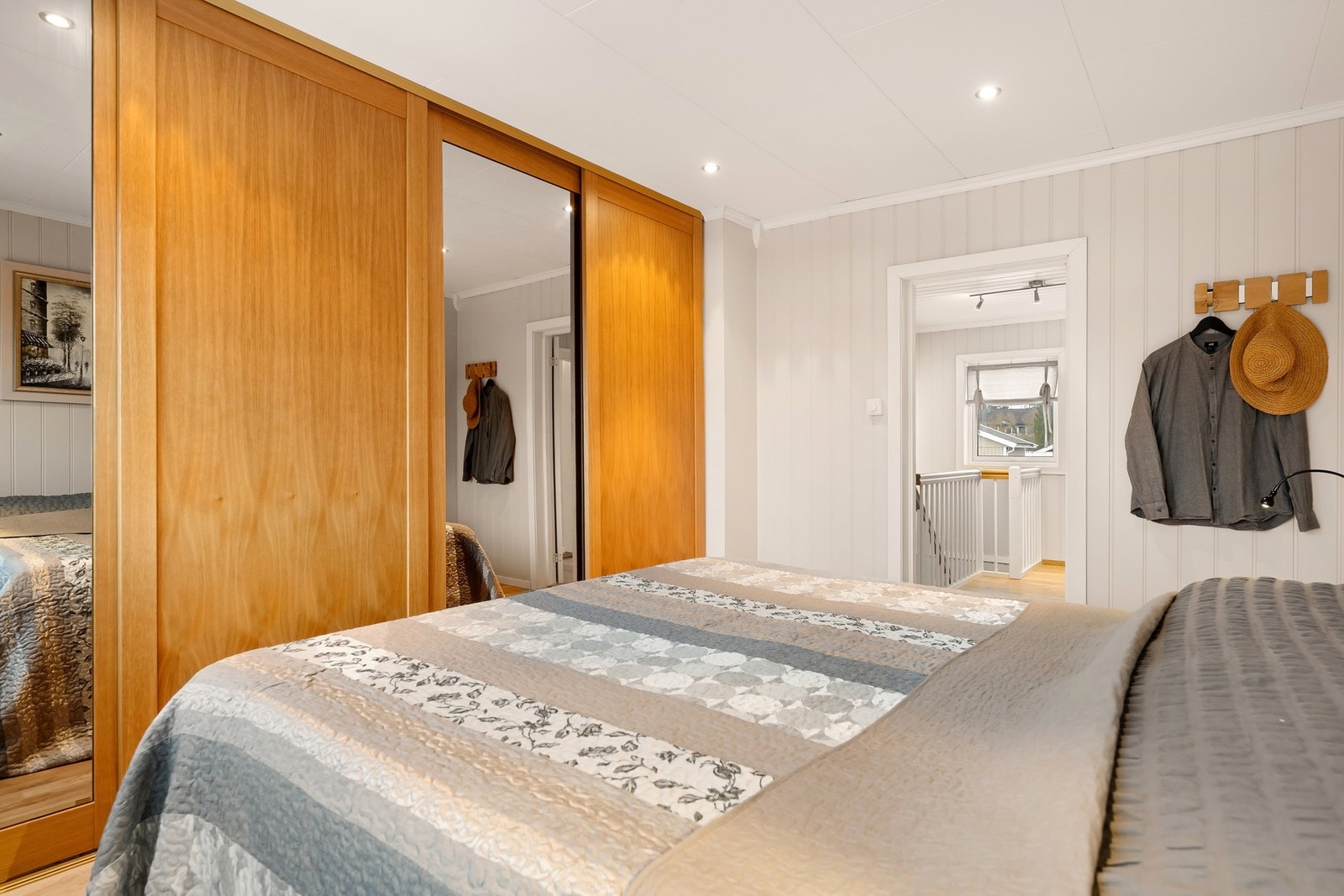 Stor skyvedørsgarderobe og downlights i himling Galleribilde