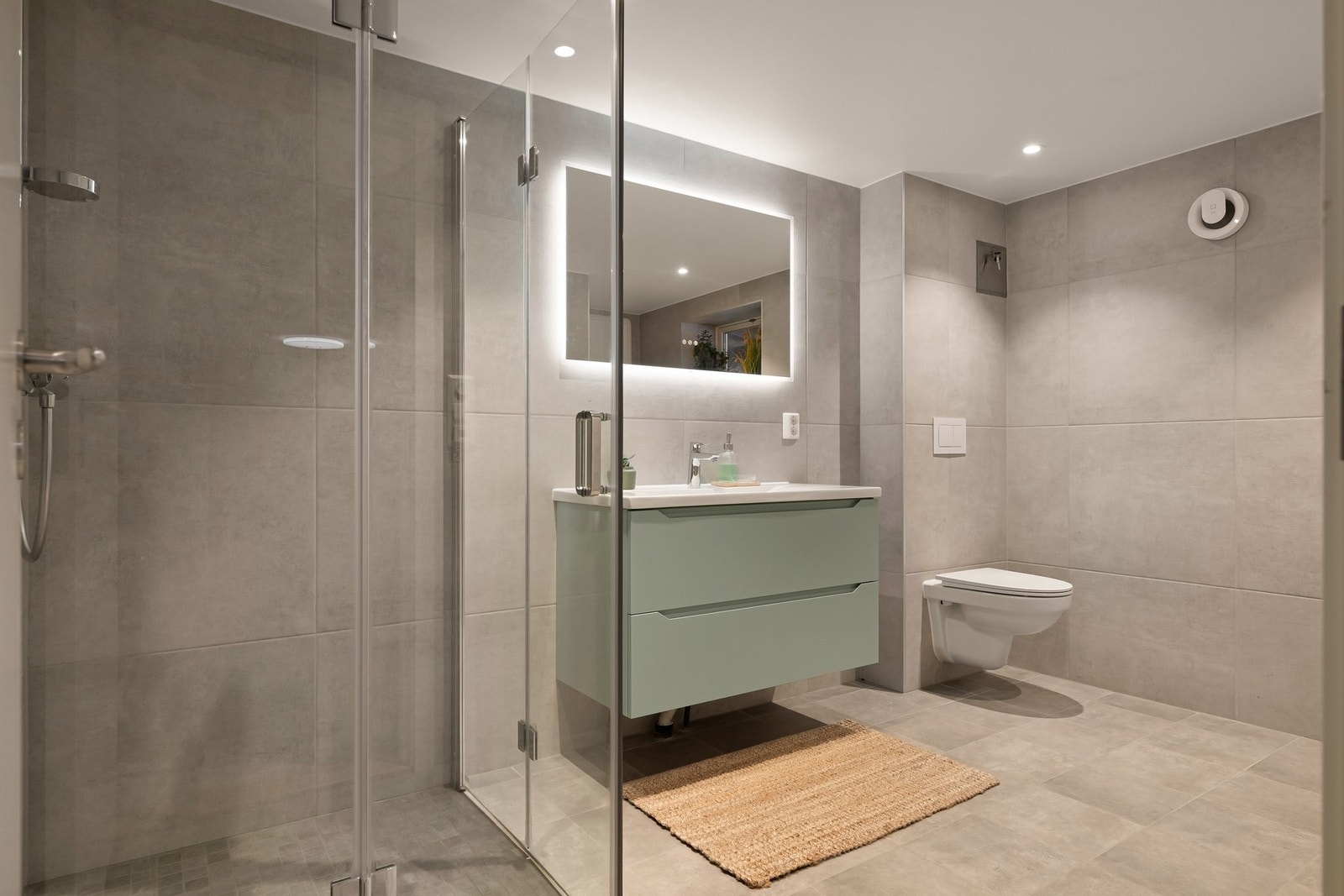 Stilfullt bad i kjeller, pusset opp i nyere tid Galleribilde