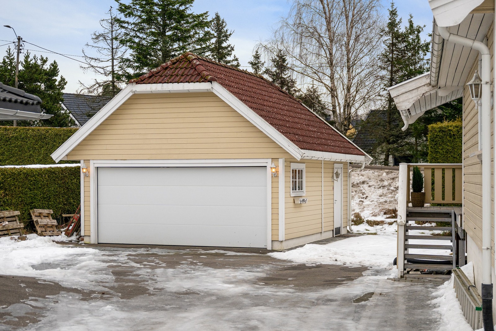 Asfaltert innkjørsel og god plass til flere biler Galleribilde