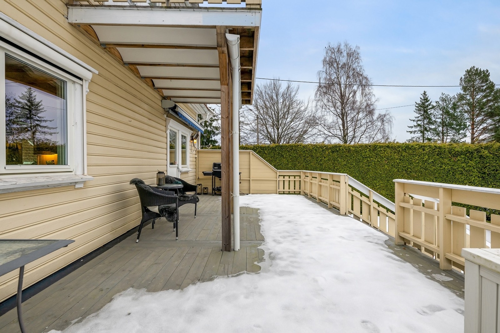 Stor veranda med gode solforhold Galleribilde