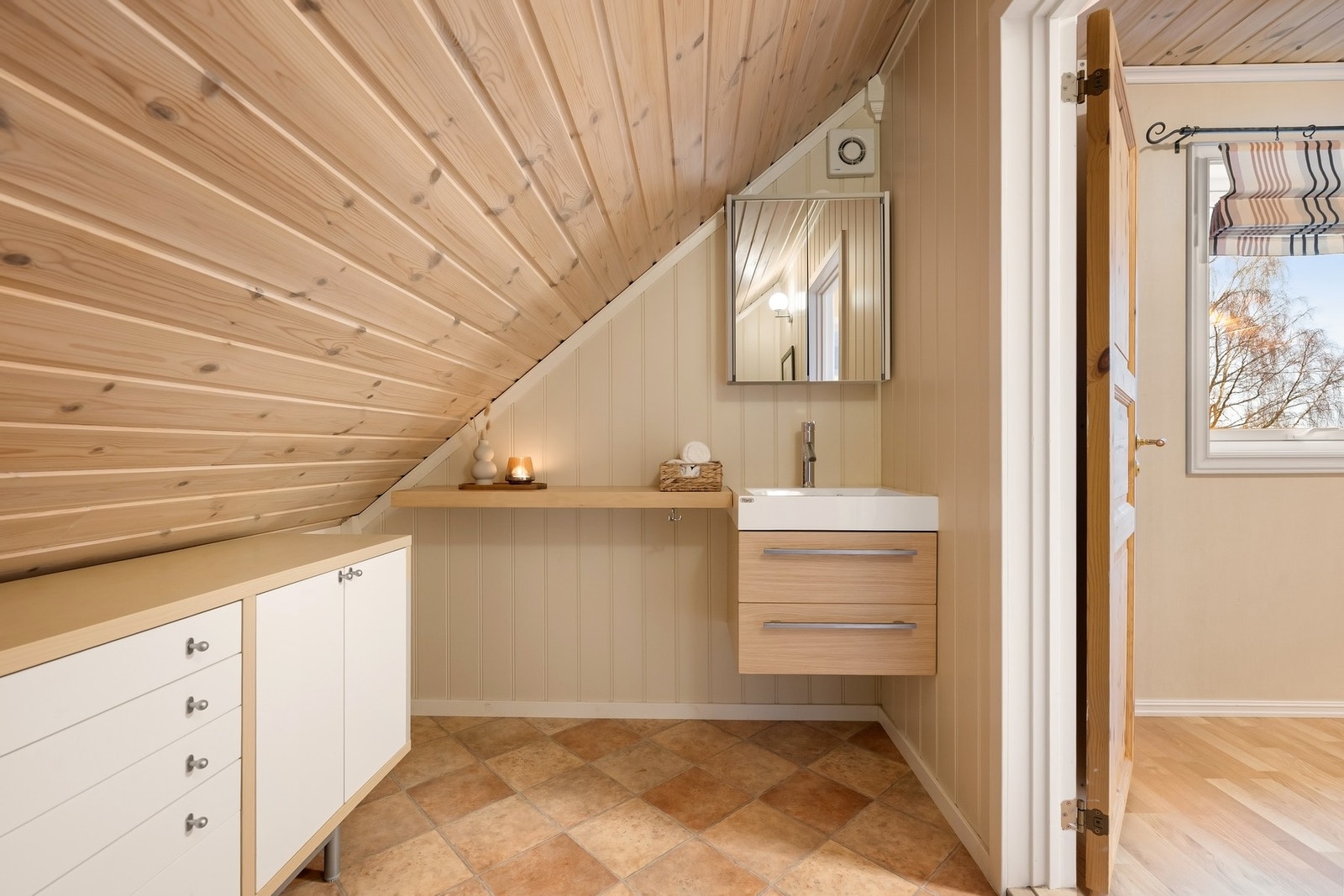 Toalettrom i 2. etasje, plassert i tilknytning til soverom Galleribilde