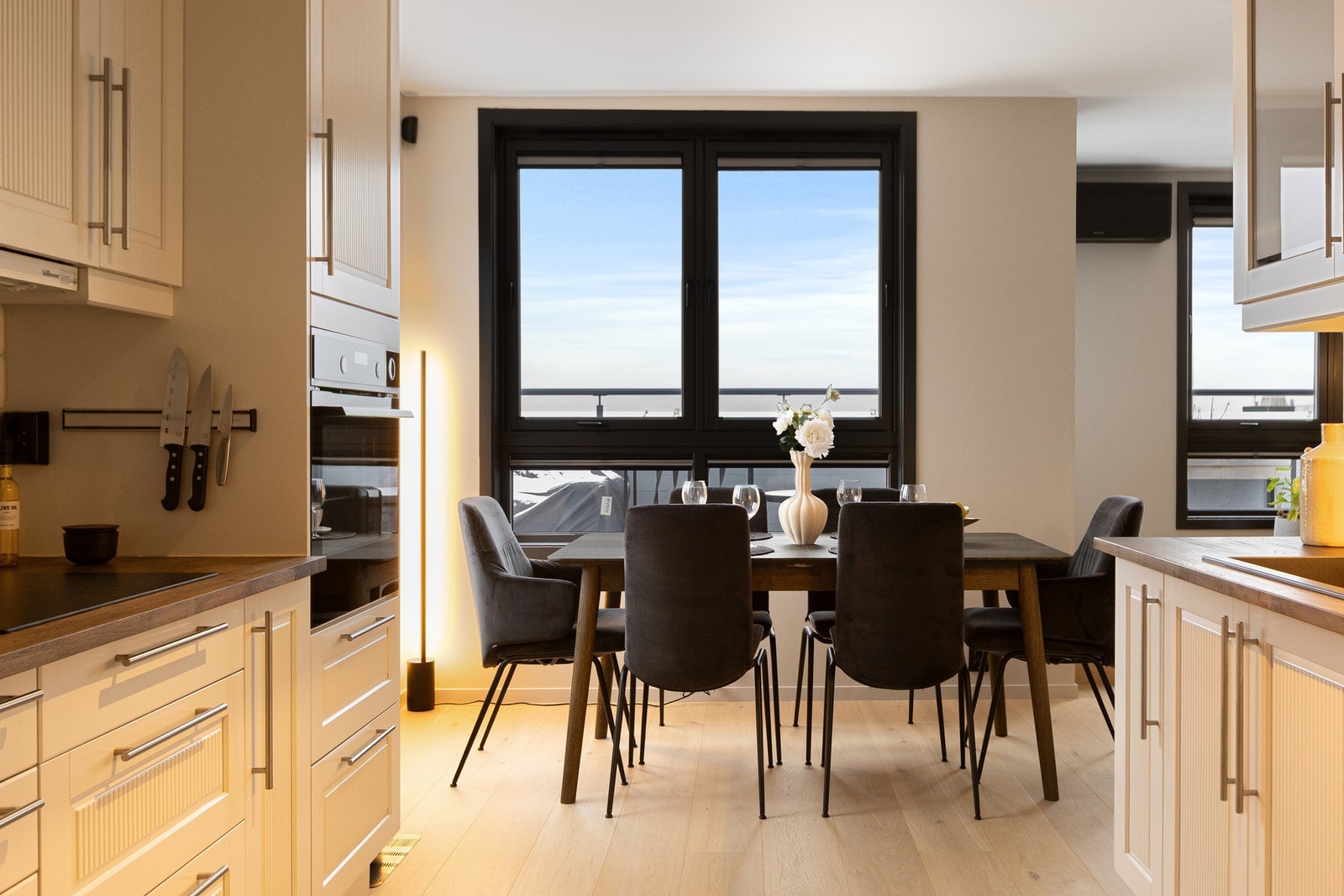 Kjøkkenet er sømløst integrert i stueløsningen og fremstår som både funksjonelt og estetisk tiltalende. Galleribilde