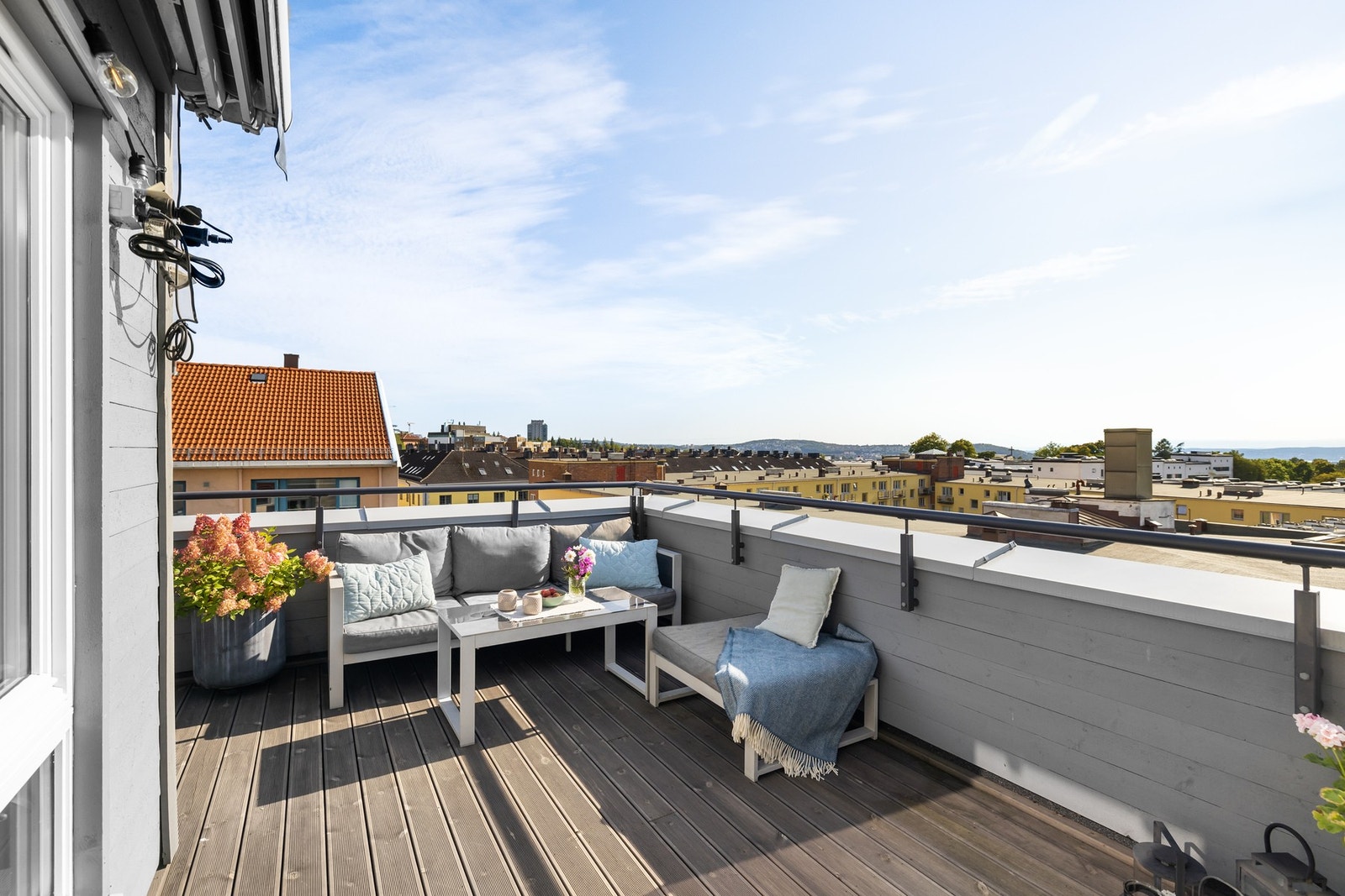 Her er det rikelig med plass til både spisegruppe, loungemøbler, grill og beplantning, slik at uteplassen enkelt kan tilpasses ulike behov og årstider.
Bilder fra tidligere salg. FOTO: Glenn Pettersen Galleribilde