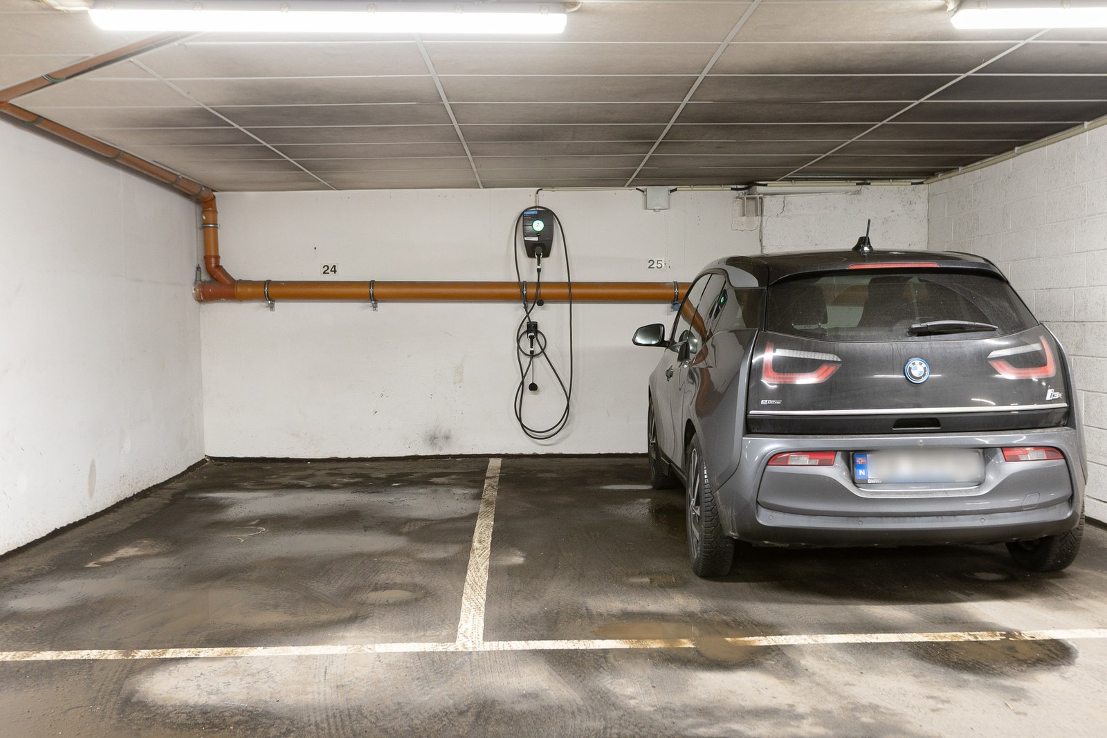 Det er mulighet for leie av garasjeplass i oppvarmet, underjordisk garasjeanlegg. - Prisen på leie 2700 kr per plass. Galleribilde