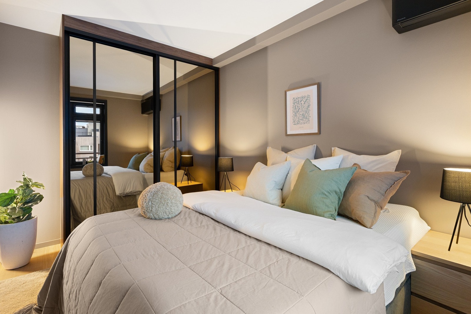 Alle rom er utstyrt med varmefolie i gulv og luft-til-luft varmepumpe. Galleribilde