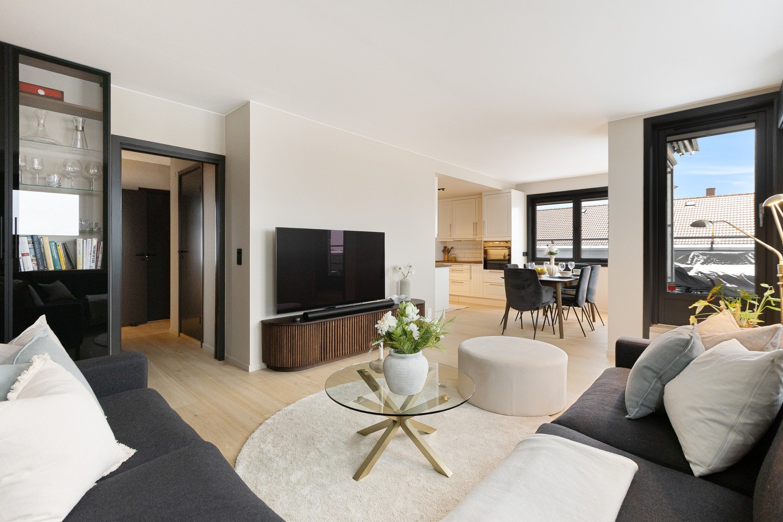 Den generøse takhøyden på ca. 2,54-2,57 meter bidrar ytterligere til en luftig romfølelse og understreker boligens kvaliteter som toppleilighet. Galleribilde