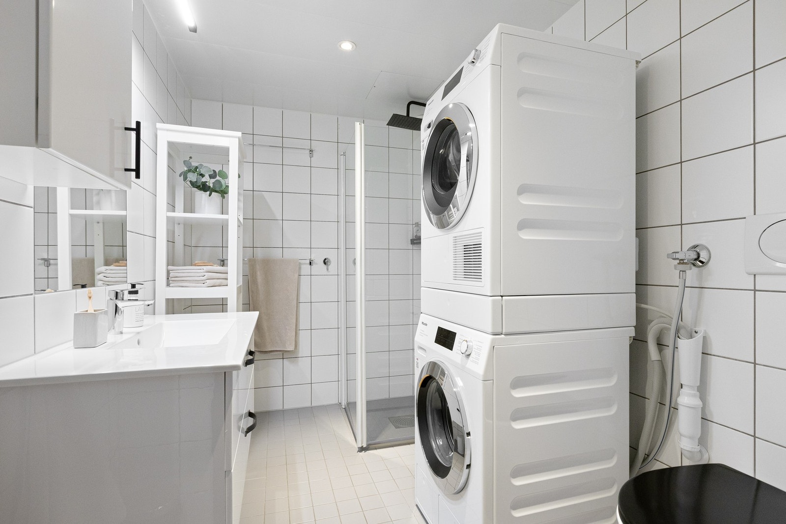 Badet er romslig og pent utformet, med fliser på gulv og vegger samt behagelige varmekabler i gulv som gir god komfort året rundt Galleribilde