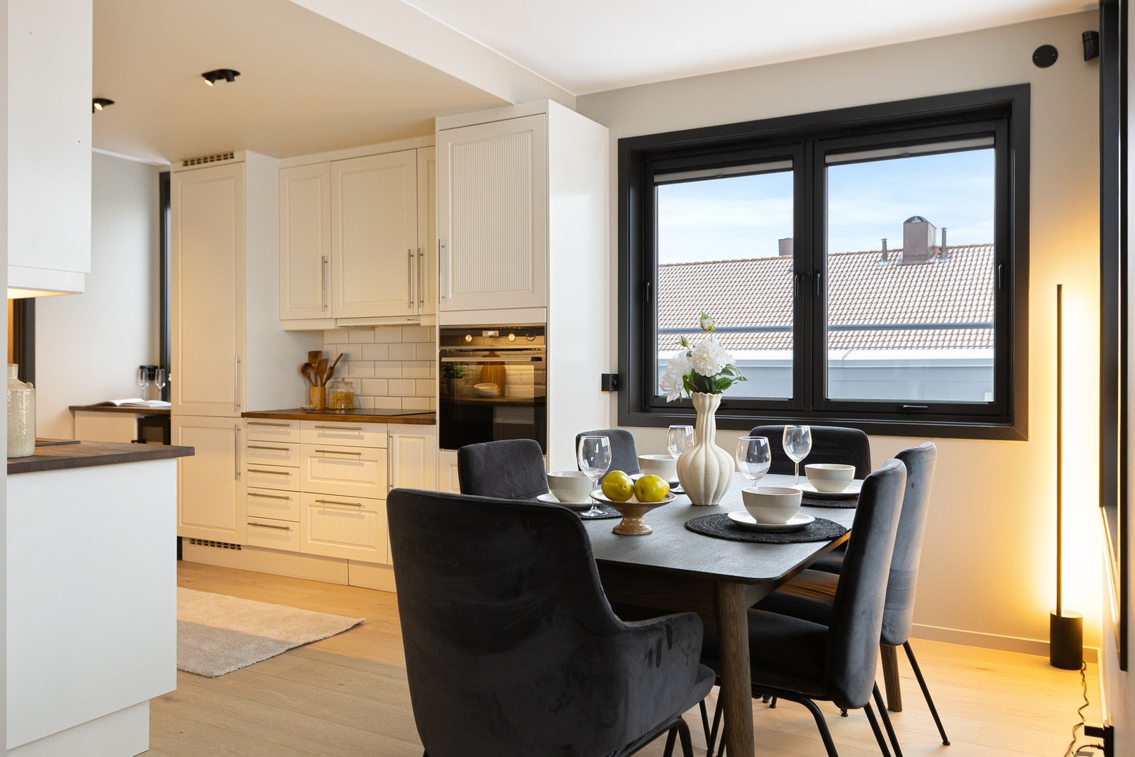 Innredningen fra Norema kombinerer profilerte og glatte fronter på en harmonisk måte, med enkelte overskap med glassfronter som tilfører et elegant og lett uttrykk. Galleribilde