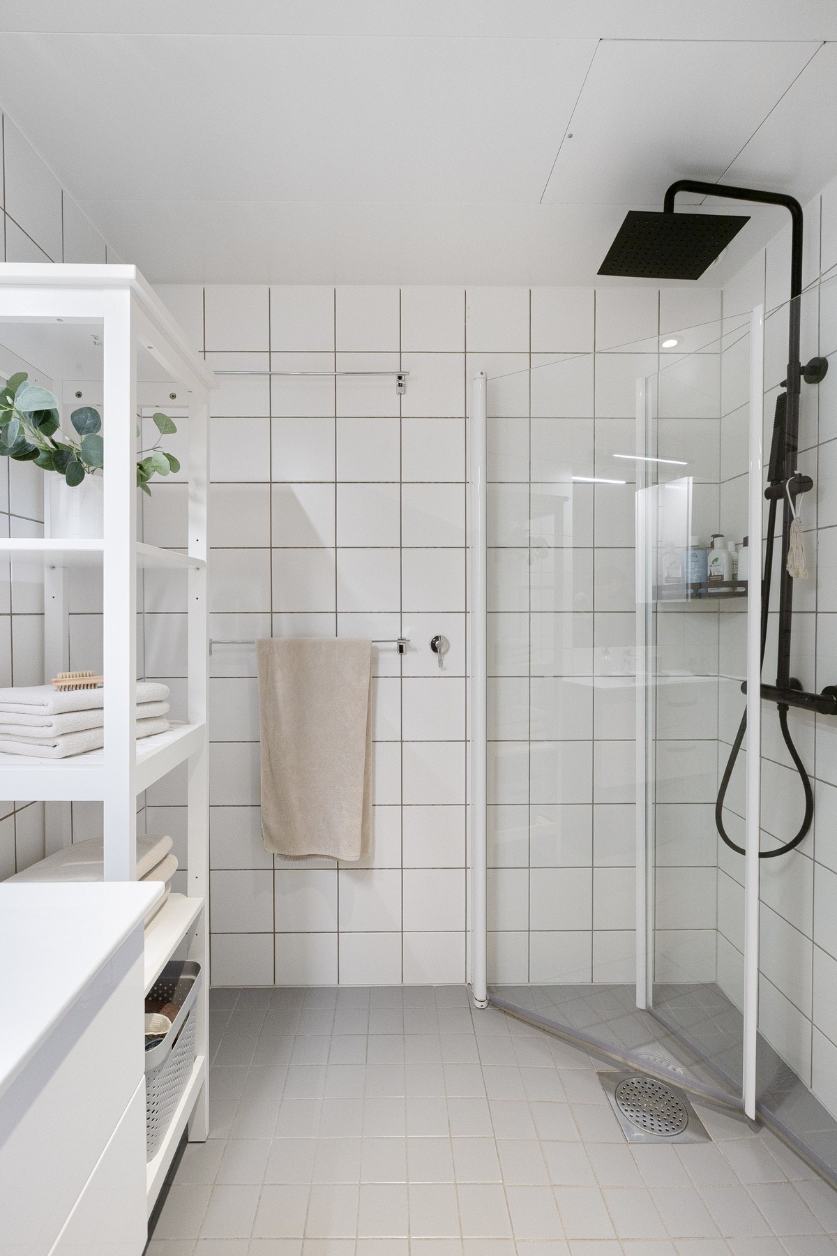 Badet er utstyrt med servant i helstøpt plate med speil over, dusjhjørne med innfellbare dører i herdet glass og vegghengt toalett. Galleribilde