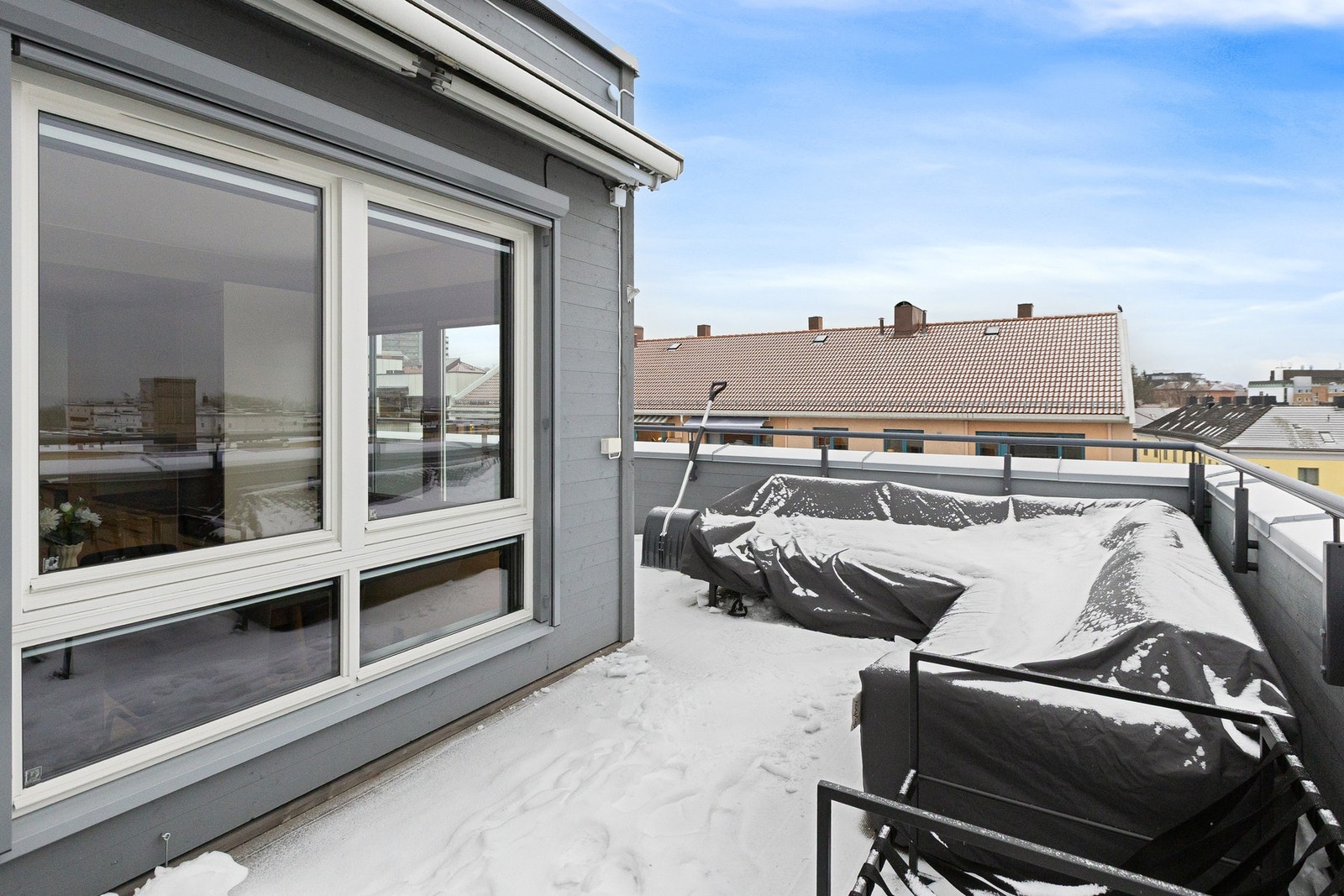 Terrassen byr på vidstrakt utsikt, og gir unike muligheter for å nyte både rolige hverdager og sosiale sammenkomster i private omgivelser. Galleribilde