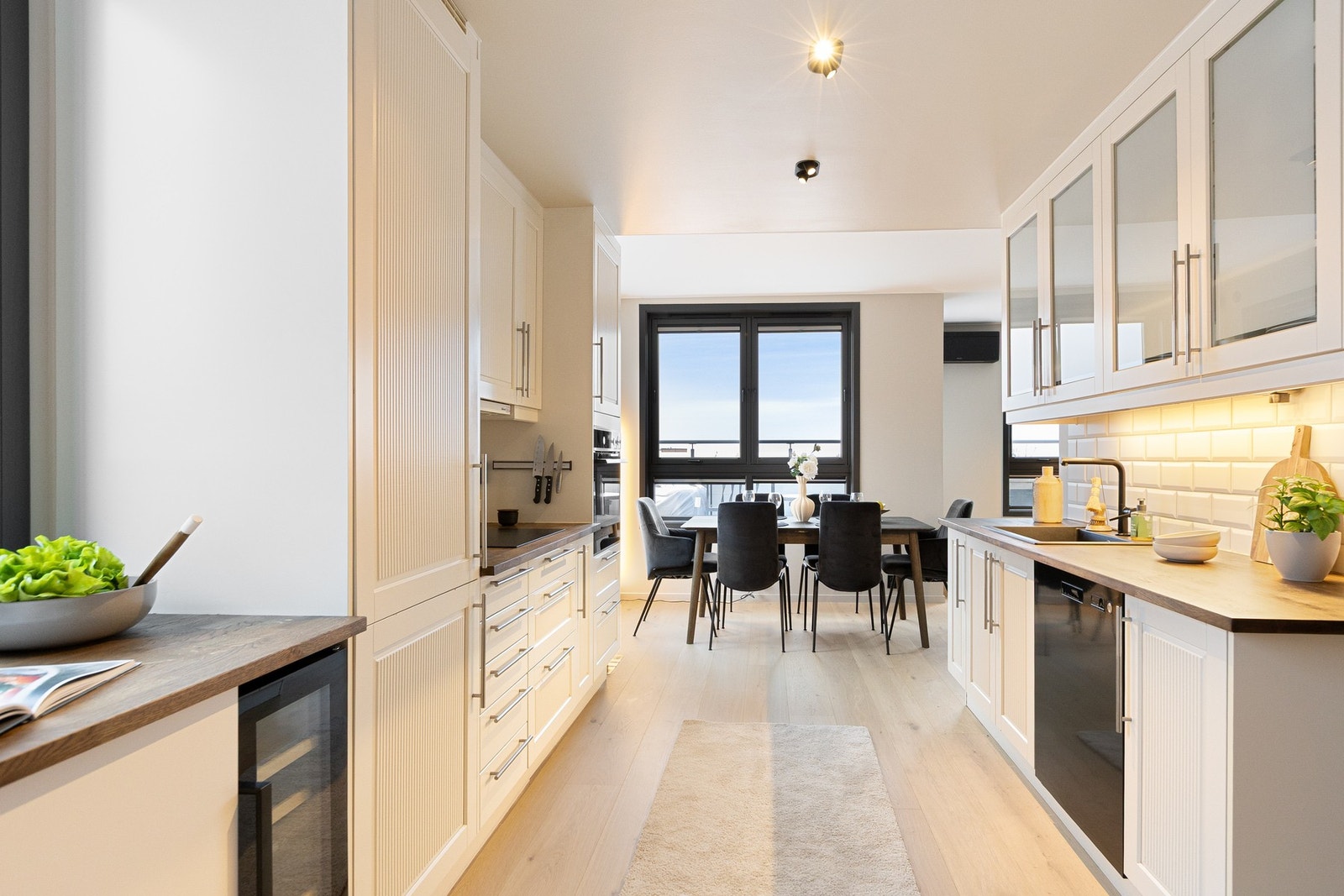 Downlights i himlingen gir god og funksjonell arbeidsbelysning, og bidrar til et moderne og gjennomført uttrykk. Galleribilde