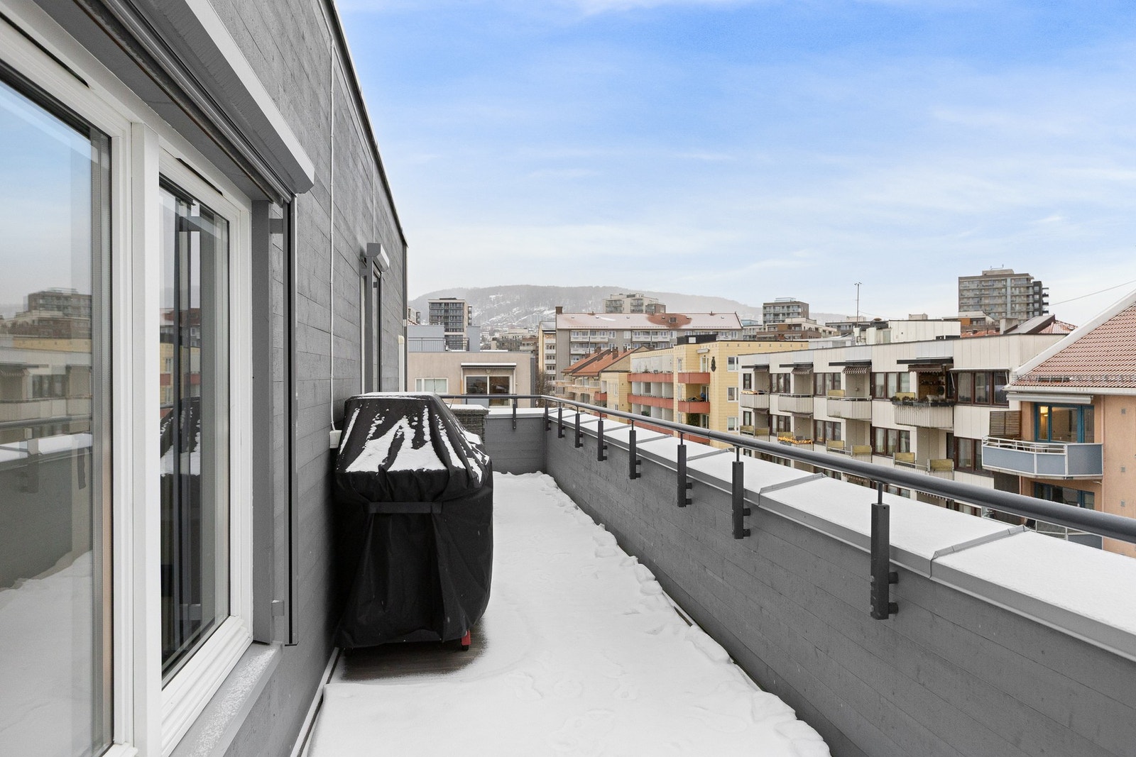 Terrassebord på dekke og solid rekkverk i stål- og trekonstruksjon gir et trygt, stilrent og varig uttrykk. Galleribilde