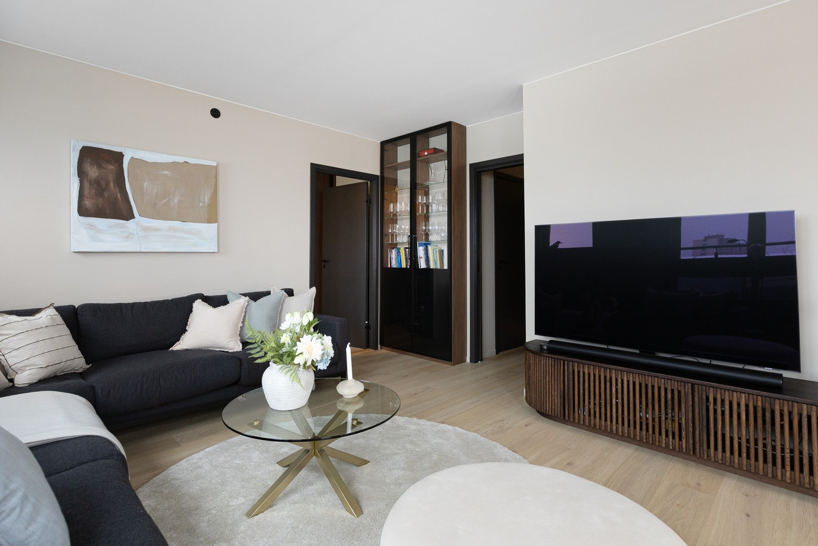 Her er det god plass til både stor sofagruppe og spisebord, og rommet egner seg utmerket både til hverdagsbruk og sosiale sammenkomster. Galleribilde