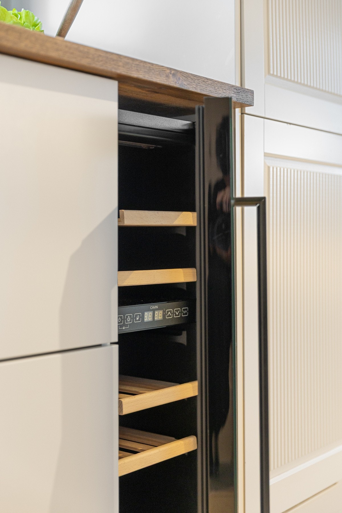 Kjøkkenet er godt utstyrt med integrerte hvitevarer, herunder stekeovn, induksjonstopp, kjøl/frys og vinskap, samt ventilator og opplegg for oppvaskmaskin. Galleribilde