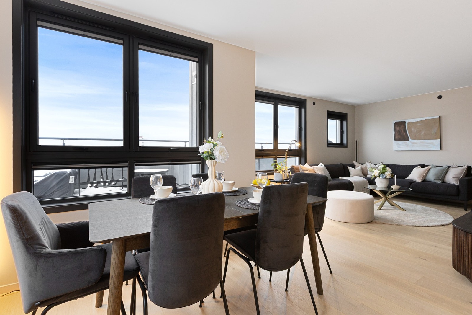 Det er montert elektriske utvendige screens og markise. Galleribilde