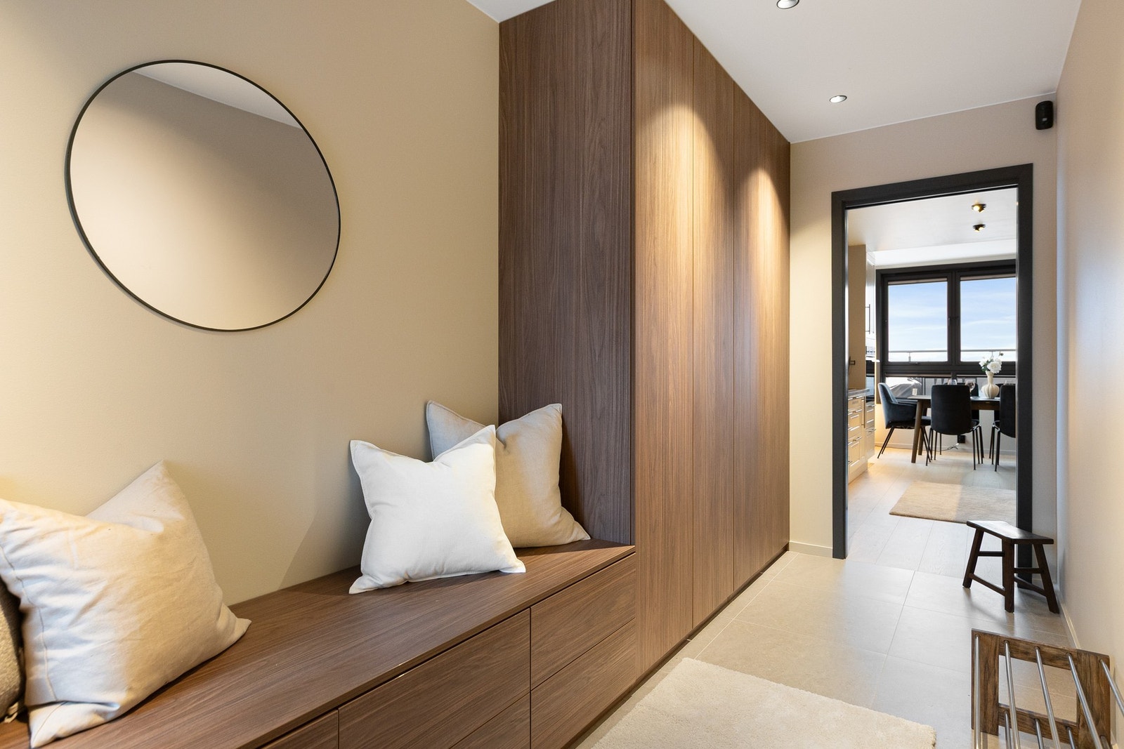 Entréen er utstyrt med en praktisk og plassbesparende garderobeløsning bestående av skap og skuffer med stilrene, glatte fronter. Galleribilde