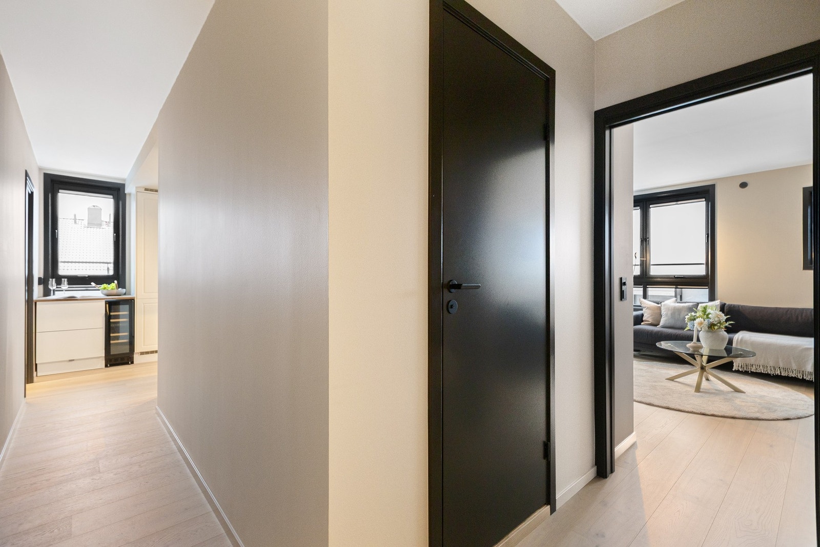 Entréen fungerer som et naturlig bindeledd mellom boligens oppholdsrom og private soner. Galleribilde