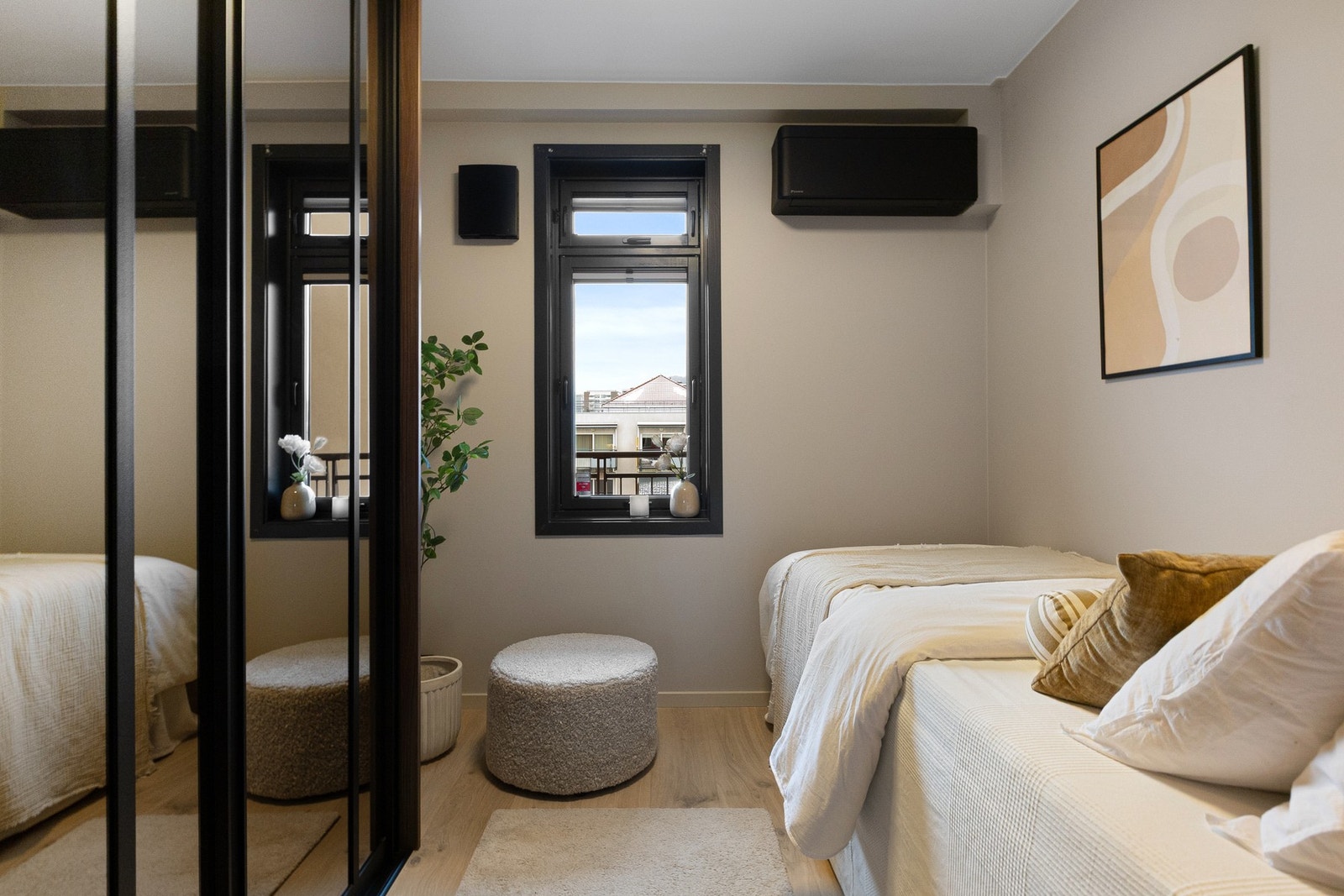 Ett av soverommene har skyvedørsgarderobe med glatte fronter, mens de to øvrige er innredet med skyvedørsgarderober med speilfronter. Galleribilde